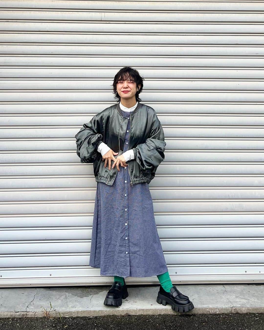 光永さんのインスタグラム写真 - (光永Instagram)「秋コーデ🍂 お上品ワンピースに、光沢あるブルゾン羽織ってかっこよく🩶 ワンピースのカフス部分キュッとなっててすごい好き。アウターの袖のギャザーも好き。 秋楽しい〜〜 ㅤㅤㅤㅤㅤㅤㅤㅤㅤㅤㅤㅤ ブルゾン：#AIC ワンピース：#merlot ソックス：#靴下屋 ローファー：#EMODA ㅤㅤㅤㅤㅤㅤㅤㅤㅤㅤㅤㅤ #ootdjapan #秋コーディネート #レイヤードコーデ #ショートパーマ #ウルフパーマ #エーアイシー #マニッシュコーデ #pr」10月7日 19時24分 - hinata_official__