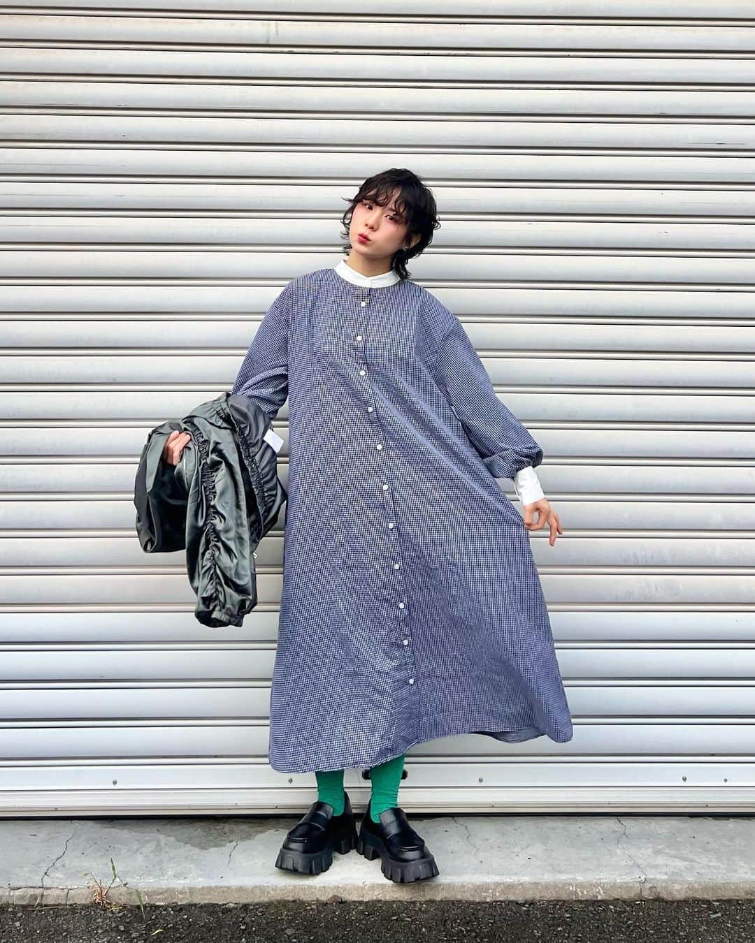 光永さんのインスタグラム写真 - (光永Instagram)「秋コーデ🍂 お上品ワンピースに、光沢あるブルゾン羽織ってかっこよく🩶 ワンピースのカフス部分キュッとなっててすごい好き。アウターの袖のギャザーも好き。 秋楽しい〜〜 ㅤㅤㅤㅤㅤㅤㅤㅤㅤㅤㅤㅤ ブルゾン：#AIC ワンピース：#merlot ソックス：#靴下屋 ローファー：#EMODA ㅤㅤㅤㅤㅤㅤㅤㅤㅤㅤㅤㅤ #ootdjapan #秋コーディネート #レイヤードコーデ #ショートパーマ #ウルフパーマ #エーアイシー #マニッシュコーデ #pr」10月7日 19時24分 - hinata_official__