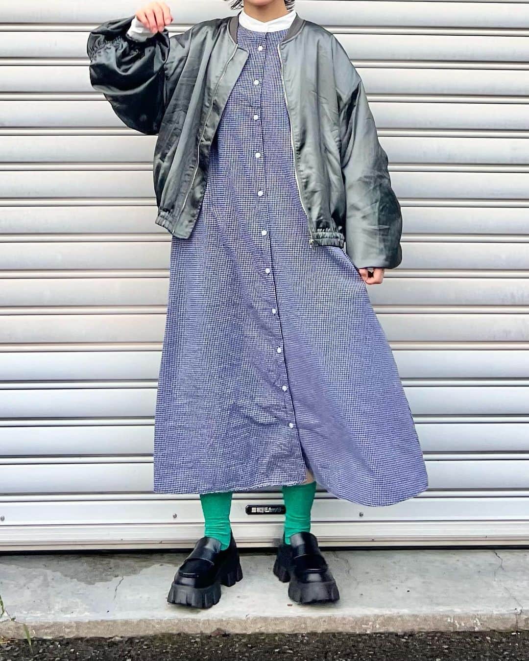 光永さんのインスタグラム写真 - (光永Instagram)「秋コーデ🍂 お上品ワンピースに、光沢あるブルゾン羽織ってかっこよく🩶 ワンピースのカフス部分キュッとなっててすごい好き。アウターの袖のギャザーも好き。 秋楽しい〜〜 ㅤㅤㅤㅤㅤㅤㅤㅤㅤㅤㅤㅤ ブルゾン：#AIC ワンピース：#merlot ソックス：#靴下屋 ローファー：#EMODA ㅤㅤㅤㅤㅤㅤㅤㅤㅤㅤㅤㅤ #ootdjapan #秋コーディネート #レイヤードコーデ #ショートパーマ #ウルフパーマ #エーアイシー #マニッシュコーデ #pr」10月7日 19時24分 - hinata_official__