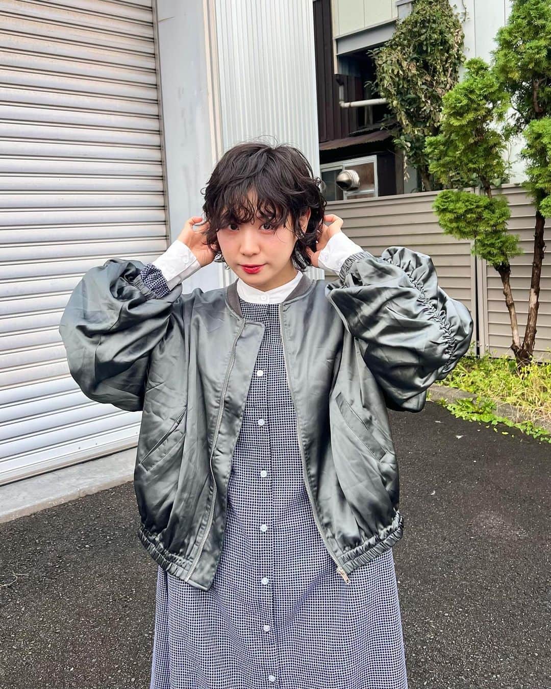 光永さんのインスタグラム写真 - (光永Instagram)「秋コーデ🍂 お上品ワンピースに、光沢あるブルゾン羽織ってかっこよく🩶 ワンピースのカフス部分キュッとなっててすごい好き。アウターの袖のギャザーも好き。 秋楽しい〜〜 ㅤㅤㅤㅤㅤㅤㅤㅤㅤㅤㅤㅤ ブルゾン：#AIC ワンピース：#merlot ソックス：#靴下屋 ローファー：#EMODA ㅤㅤㅤㅤㅤㅤㅤㅤㅤㅤㅤㅤ #ootdjapan #秋コーディネート #レイヤードコーデ #ショートパーマ #ウルフパーマ #エーアイシー #マニッシュコーデ #pr」10月7日 19時24分 - hinata_official__