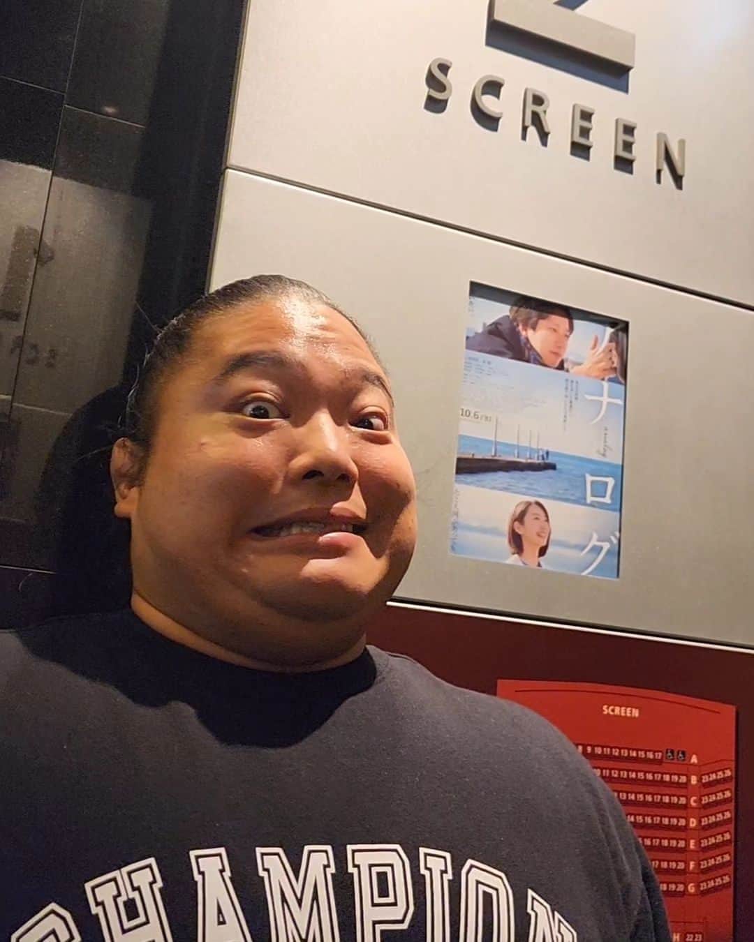 富栄ドラムのインスタグラム：「二宮和也さん主演の映画『アナログ』を観てきました🎬️🌺 僕の心境の大きな変化が放映の前後で表情に出てるのでネタバレ注意かもです🙇‍♂️ ノコルさんとは違った役も素敵でとにかく感動しました🥺 皆様もぜひ観に行ってみて下さい❗🌟 ちなみに今日は人生で初めてメガネ👓️での映画観賞だったので綺麗な映像に圧倒されました✨ #𝐕𝐈𝐕𝐀𝐍𝐓 #富栄ドラム #アナログ」