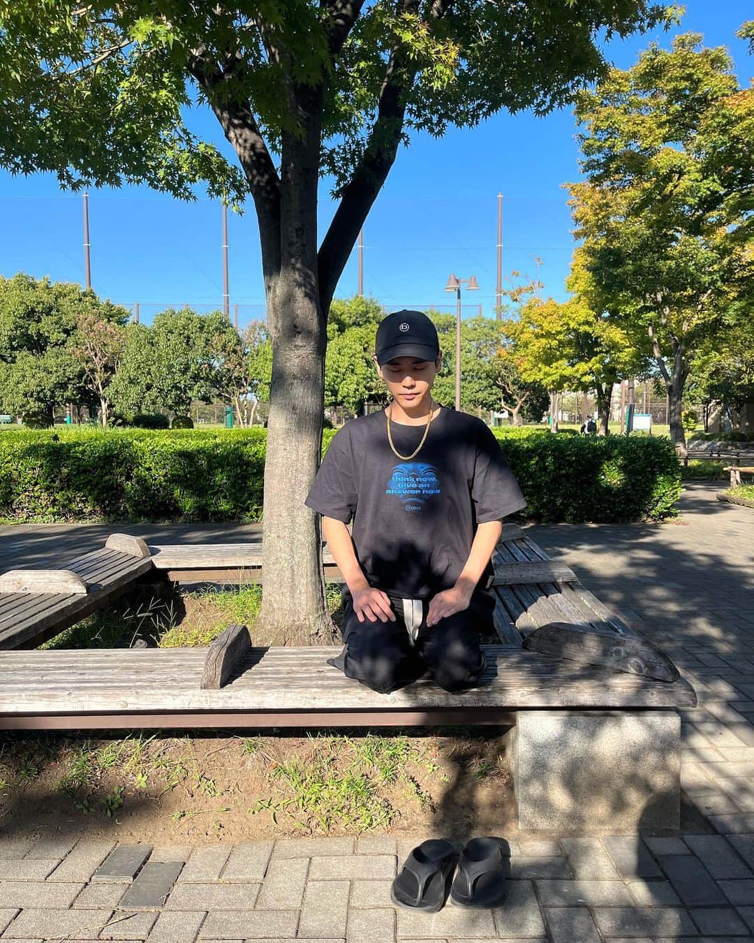 泉澤祐希のインスタグラム：「ベンチにて正座🧎‍♀️」