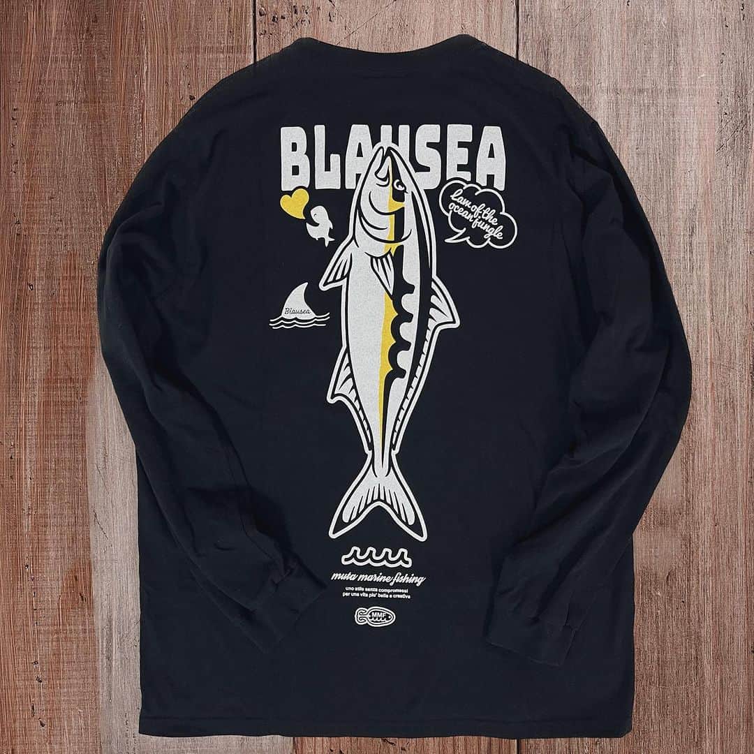 蒼井さやのインスタグラム：「【BLAUSEA】 @blausea_877  本日Webサイト(http://blausea.theshop.jp)にて販売開始致しました！ ・ ・ ・ 【第5弾mutaMARIN×BLAUSEAダブルネーム ロングTシャツ】 ファッション雑誌LEONやGISELeで大人気のアパレルブランドmuta(ムータ)とBLAUSEAとのダブルネームロングＴシャツがなんと、夏の第4弾にひき続き、今度はロングTシャツになって限定で登場します！！ 前回も好評だったブラックのロングTシャツに、前面はイエローのmuta波マークとBLAUSEAロゴ、後面は青物の王様【ヒラマサ】をイメージしたイラストが描かれています。 半袖verでは左腕に付いていたラバーのロゴが右胸に配置。前面のアクセントに。 こちらのロングTシャツは男女兼用です。 限定販売（少数）＆再販の予定は無しなのでお早めに！！ ※従来のストレッチ素材のmutaコラボTシャツに比べて若干ゆとりのあるタイプとなっております。 Webサイトのサイズ表を見て参考にしてくださいね！ ・ ・ ・ 同時に今期、即完売していたツイルキャップも再販売開始いたしました！ 是非こちらもお見逃しなく！！ ・ ・ ・ 【beat yourselfコットンツイルキャップ】  男女問わず人気のコットンキャップはアメリカンテイストな浅めのフォルム。 程よくハリのある生地のため、カジュアルでありながら品良く着用していただけるので、コーディネートに合わせやすい。 金属クリップのアジャスターでお好みのサイズに調整可能。  【カラー】 スモーキーピンク ストーンブルー ベージュ ・ ・ ・  #BLAUSEA  #ブラウシー  #mutamarine  #mutaコラボロンｔ  #釣り  #釣りギア  #Fishing  #fishinglife  #Fishinggirl」