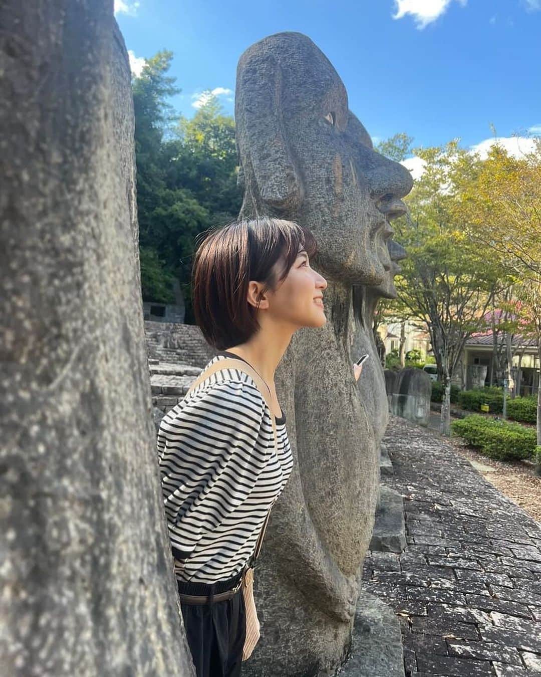横道侑里のインスタグラム：「モアイ像と私 #太陽公園 #石のエリア」