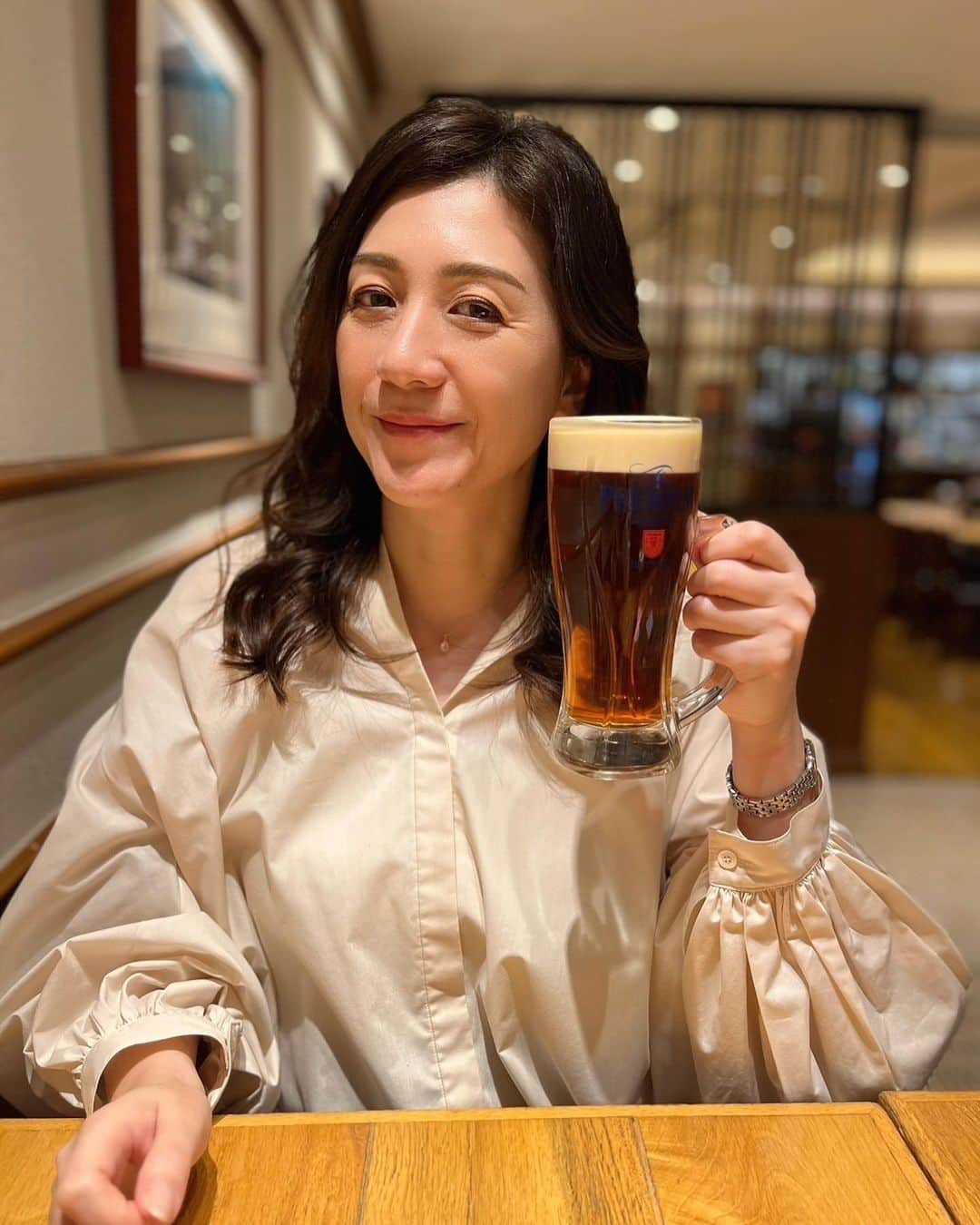 のインスタグラム：「本日は滋賀県で講演会でした！  今月はなんと滋賀県で3回も講演会がありまして、今日はその1回目。 少しでも元気になってもらえたら嬉しいです☺️たくさんの皆様、ありがとうございました！  帰りはお決まり、ご当地ビール🍻 京都駅のお店にて乾杯です🍻  今回は『八条』というビール、飲みやすくてとっても美味しかったです！  おつまみは、牛カツ、焼枝豆のペペロンチーノ、タタキ胡瓜、ポテトフライ❤️ どれも美味しかった！  最近、Disney+で『ムービング』観ているので、とにかくトンカツが食べたくて食べたくて仕方なかったので、牛カツに飛びつきました！  韓国ドラマ観てると、出てくる食べ物すぐに食べたくなるよねー👍」