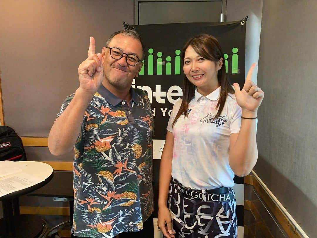 石山千晶さんのインスタグラム写真 - (石山千晶Instagram)「⁡ Hot Shot with GDO タケ小山さんパーソナリティ InterFM897 「GREEN JACKET」 今日は生放送に出演させていただきました〜✨ 実はタケさんにお会いさせていただくのは 2回目になります☺️ ⁡ 関東エリア:InterFM(89.7MHz)、 インターネットラジオ配信radicoプレミアムで 全国どこでも聞けます！ ⁡ 11月4日(土)から4週放送されますので、 ぜひきいてみてください🫶 ⁡ #hotshotwithgdo #greenjacket #interfm897 #東亜道路工業株式会社 #大蔵ゴルフスタジオ #gotchagolf #newera #elitegrips #titleist #kasco #846yajiro #tabata」10月7日 19時31分 - chiaki_ishiyama0428