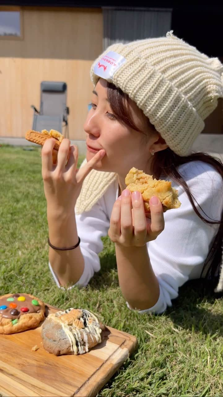 Moka のインスタグラム：「ネッチョリクッキー🍪  こんなクッキー食べたことある？？？  ずっと気になってた3分で3000個売り切れたクッキー。  @koichi_tsukahara   朝サウナからのクッキー！牛乳がよく合う〜♡  #サウナ #サウナー #サウナイキタイ #サウナ部 #サ活 #サウナ女子 #サウナ好き #サウナガール #サ活女子 #水風呂 #クッキー #クッキーモンスター #ねっちょりクッキー #クッキー好き #スイーツ #おしゃれスイーツ #スイーツ部 #スイーツ好き #スイーツ女子」