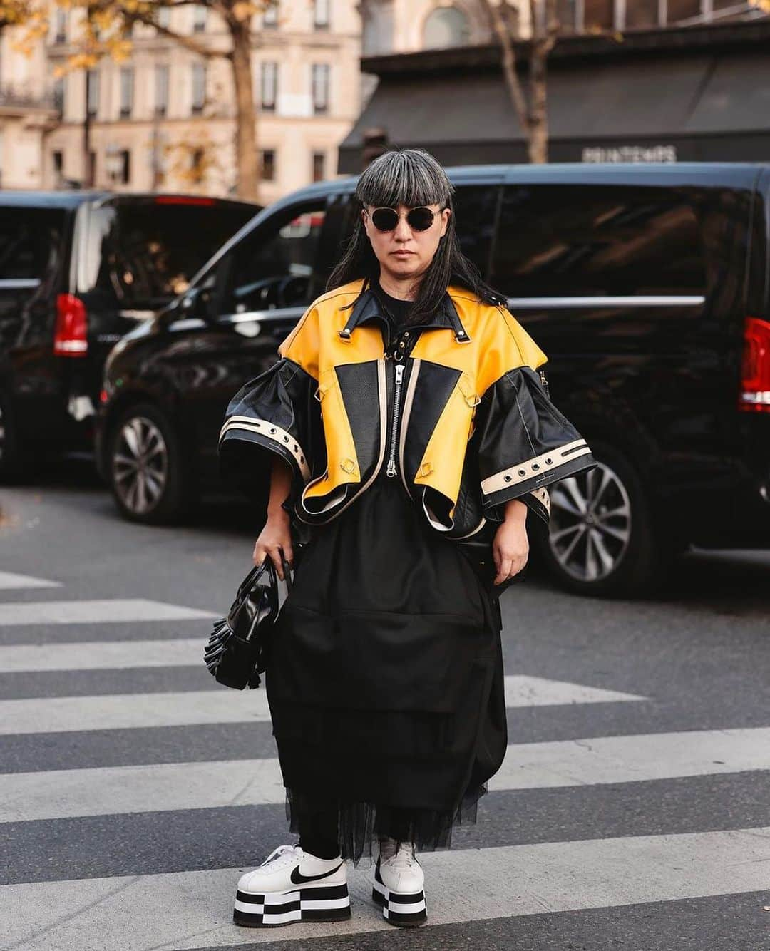 大森美希のインスタグラム：「JUNYA WATANABE Spring 2024 Runway Show venue entrance  Photo @benjaminkwanphoto  Thank you!  Jacket: Junya Watanabe Skirt: Comme des Garçons Shoes: NIKE x Comme des Garçons  Bag: Comme des Garçons GIRL  @commedesgarcons  @junyawatanabe   パリファッションウィーク6日目、ジュンヤワタナベのショーでパチリされました。  2023年秋冬ジュンヤワタナベのブルゾンにコムデギャルソン2022年秋冬のスカートを合わせてみました。足元はコムデギャルソンとNIKEのコラボシューズ。バッグはコムデギャルソン ガールのもの。  #streetstyle #streetsnap #parisfashionweek #paris #commedesgarcons #style #junyawatanabe #fashion #commedesgarconsaddiction #peoplewearingcommedesgarcons #pfw #cdg #reikawakubo #fashionweek  #パリコレ #ファッションウィーク #ストリートスタイル #ストリートスナップ #コムデギャルソン #ジュンヤワタナベ #渡辺淳弥 #川久保玲 #ファッション #パリ  #パリファッションウィーク」