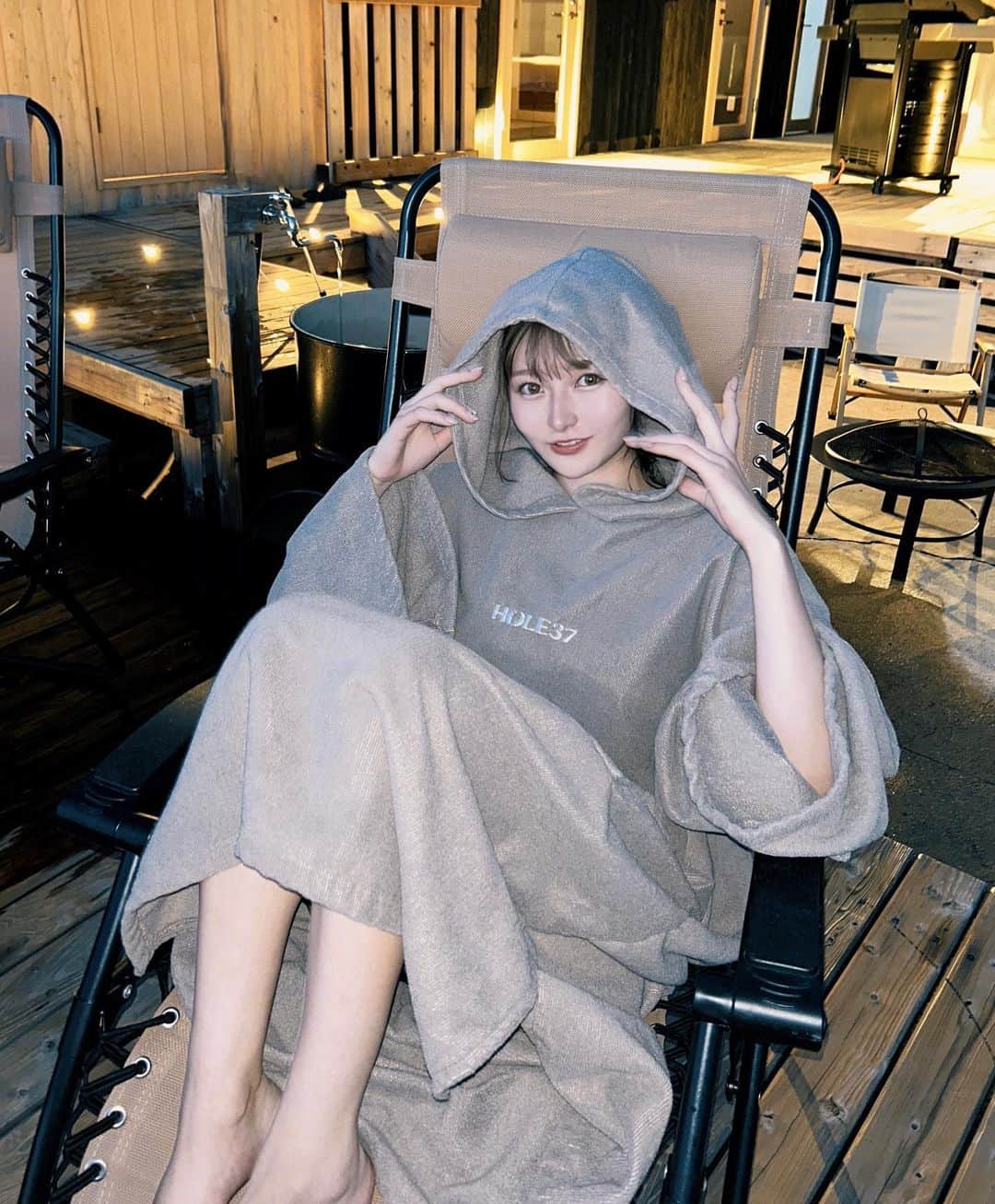 のインスタグラム：「可愛いポンチョで外気浴🧖‍♀️💭 後日サウナのリール動画もあげるねー！！！！！ みんな三連休何してるの？？(๑˃̵ᴗ˂̵)」