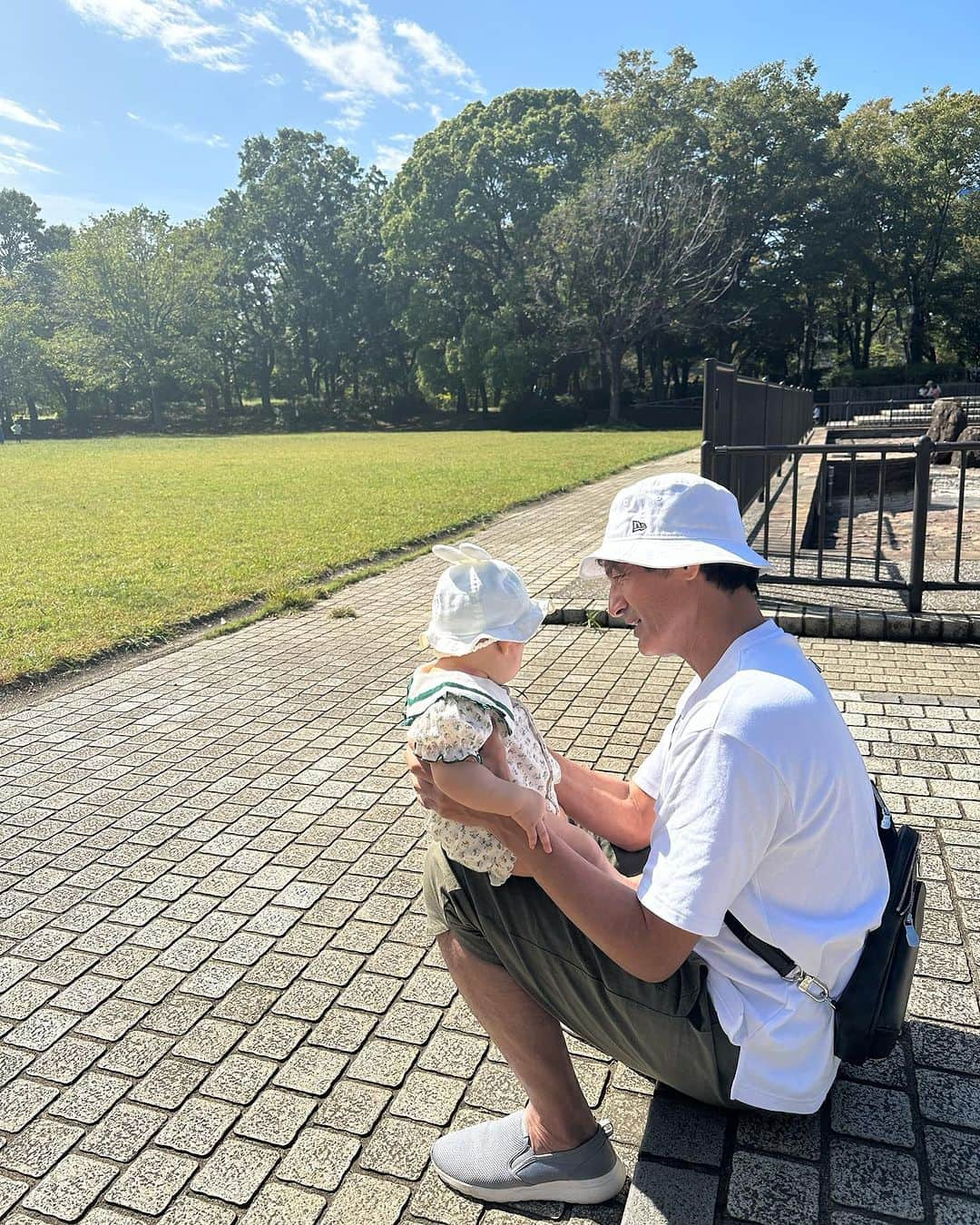 丸山桂里奈さんのインスタグラム写真 - (丸山桂里奈Instagram)「最近の出来事。たまには公園にということで地元の公園に行きました😊 初めて、2人を連れて行きましたが本並さんはテンション上がるもぷくぷくが最近あんまり乗り気じゃなくて😰暑いのもありますが最近は少しづつ過ごしやすいかなと思いでかけましたが終始ご機嫌斜めで😂 ぷー。 そんな時もありますよね。 パパには抱っこ抱っこでずっと抱っこしてました。パパっ子は楽ちんです👶❤️パパも溺愛ぶりが半端ないです。可愛い可愛いで、いつも話ししたり本を読み聞かせしたり、2人での時間がお互い至福の時間のようです😃‼️❤️ 日に日に成長しているぷくぷくこれからも、目を無理矢理でも大きくしながら見守りたいなと思います。 なんだか気候が寒くなったりで、私もやや体調が思わしくないので早めに休みます〜 でもなかなか眠れないんですよね😅ぷくぷくは大爆睡大いびきで寝てくれてます。お利口さんです🙇‍♀️  #最近のこと #とある日 #家族時間 #地元の公園 #平和の森公園 #私の思い出の場所 #ぷくぷく本並さんはじめて #あの日の鳩はまだ健在でした #明日も素敵な一日になりますよう #みんなも体調気をつけてね #本並さんに抱っこ抱っこという娘 #かわいーな #いい意味で #インスタバエ」10月7日 19時34分 - karinamaruyama