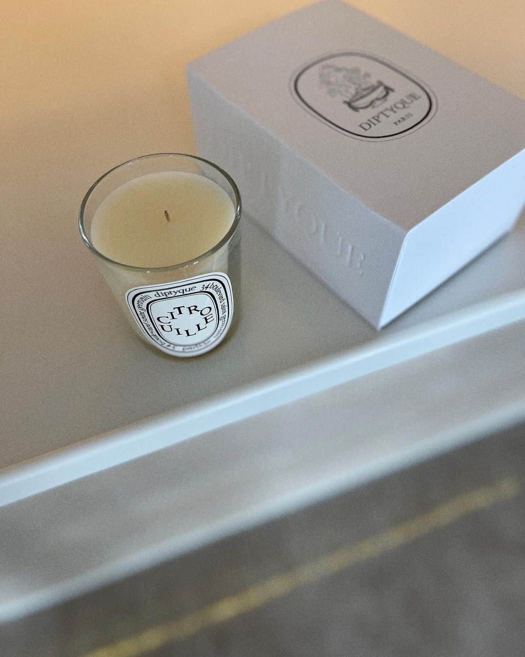 のインスタグラム：「秋限定の香り…🍂 キャンドル シトルイユ | Diptyque Paris パンプキンパイのスパイシーで甘く芳しい香り🎃 さっそく新居に飾っています☺️🫶🏻  #diptyqueparis #diptyque #PR #キャンドル  #秋限定 #ディプティック #新居 #リビング」
