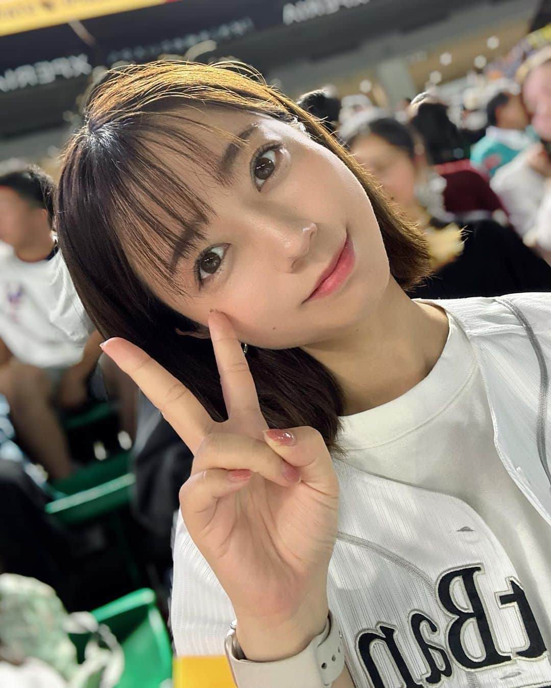 YUMIのインスタグラム：「. 10/3本拠地最終戦を見に行ったよ⚾️🦅 （写真は姪が撮ってくれた👧🏻💛）  甥っ子は、もう少し大きくなったら 野球するんだろうな〜⚾️☺️  試合の状況を一生懸命教えてくれるのが可愛いんよ🤣  姪っ子はハニーズのダンスに夢中🥰  憧れの存在がいるって素敵なこと😊🫶  そういう姿を見せてくれる人たちがいるって、 ありがたいね〜☺️  私も頑張ろう〜〜  明日はアビスパ天皇杯準決勝🐝🔥 見に行けないけど、気持ちだけはベススタに💪  #ホークス#ソフトバンクホークス  #ユニフォーム女子#野球観戦  #paypayドーム」