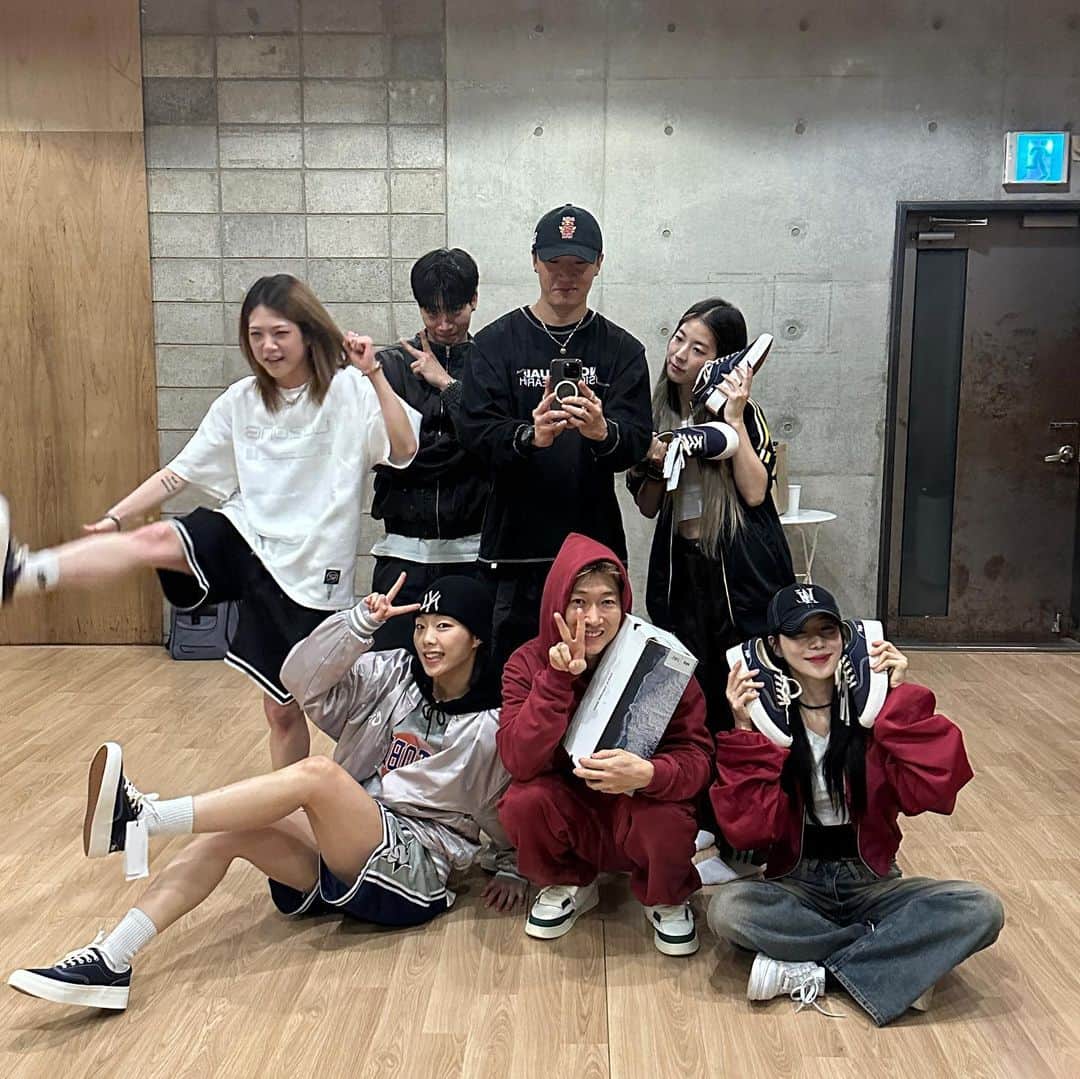 のインスタグラム：「#IFEELHOPE 목요일 컴백! 𝕊𝕋𝔸ℝ𝕋━☆ﾟ! 신발 감사합니당!! @woohyukjang  신나는 활동 기대 중 (๑•̀ – •́)و  @eastpacifictrade  @reflexjun  @newestcrew.nicky  @_koolking_  @juridancer  @s1__one  @hannaaayo  @newestcrewofficial   #ept #jangwoohyuk #ifeelhope」