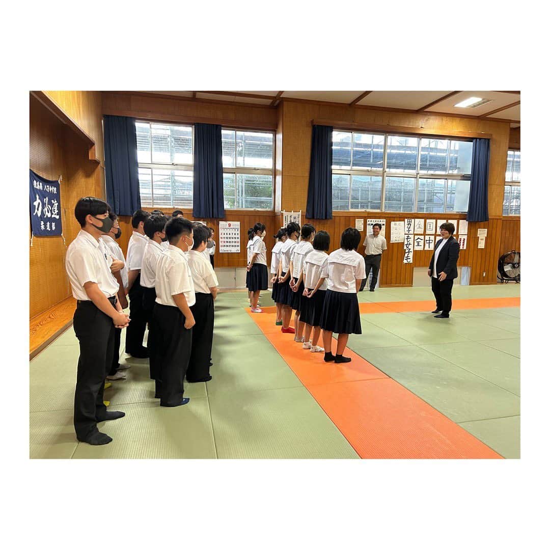 杉本美香さんのインスタグラム写真 - (杉本美香Instagram)「・ ・ 徳島市八万中学校へ🏫  6月に行く予定でしたが、台風の影響で延期🌀  念願の八万中学校の皆さんに会えたーーー🙌  先生方のウェルカム雰囲気に、 リラックスさせていただきました✨  生徒会の皆さんが全力で準備をしてくれていて、 ホッコリ進行✨  手が挙がる挙がる生徒さんの 質疑応答時間🖐️  徳島県の特産物も教えてもらったので、 全て買って帰りました🛍️  更にビックリしたのは、 柔道部が40名程いるということ🥋✨ 皆んなに「柔道楽しい？」って聞くと、 即答で『楽しいです☺️』って返ってくるんです🥰  　　　　　　　　　\\ ✨最高✨ //  そして、生徒みんなが人懐っこいんですよ✨  　　　　　　　　　\\ ❤︎かわいい❤︎ //  ※たくさんのDMもありがとう😊 全て読んでいますよ❣️ ・ ・ #徳島県八万中学校 #講演 #交流会 #質疑応答時間好き #オススメの食べ物 #全て買う私 #引き写真ぐらいがちょうどいいワタシ笑 #感謝 #smile😊」10月7日 19時52分 - mika__sugimoto