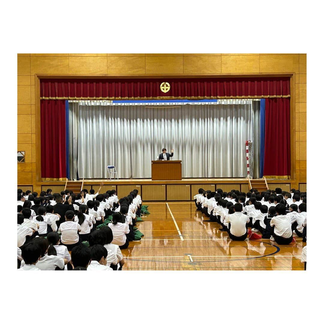 杉本美香のインスタグラム：「・ ・ 徳島市八万中学校へ🏫  6月に行く予定でしたが、台風の影響で延期🌀  念願の八万中学校の皆さんに会えたーーー🙌  先生方のウェルカム雰囲気に、 リラックスさせていただきました✨  生徒会の皆さんが全力で準備をしてくれていて、 ホッコリ進行✨  手が挙がる挙がる生徒さんの 質疑応答時間🖐️  徳島県の特産物も教えてもらったので、 全て買って帰りました🛍️  更にビックリしたのは、 柔道部が40名程いるということ🥋✨ 皆んなに「柔道楽しい？」って聞くと、 即答で『楽しいです☺️』って返ってくるんです🥰  　　　　　　　　　\\ ✨最高✨ //  そして、生徒みんなが人懐っこいんですよ✨  　　　　　　　　　\\ ❤︎かわいい❤︎ //  ※たくさんのDMもありがとう😊 全て読んでいますよ❣️ ・ ・ #徳島県八万中学校 #講演 #交流会 #質疑応答時間好き #オススメの食べ物 #全て買う私 #引き写真ぐらいがちょうどいいワタシ笑 #感謝 #smile😊」