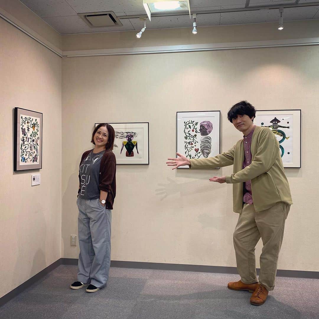青木慶則さんのインスタグラム写真 - (青木慶則Instagram)「東京・町田は町田駅からすぐ、ギャラリー・パリオ（町田パリオ3階）にて、今日から10/15(日)まで、おくまゆみさんの個展が開催されています。  @mayumioku.art.illust   長年の付き合いで、今年の4/14の僕の自主企画でもライブ・ペインティングをしてくれました（その作品も展示！）。さらに近年は「コラグラフ」という手法を徹底していて、最近も一連の作品群の中から、いくつかの由緒ある賞を受賞しました。  いつも言っていますが、彼女が大御所になる前に、作品をゲットするか、友達になっておきましょう😆「勝手に宣伝部長」なので初日に行きました〜。素晴らしかった！  イベント詳細☟ 「パリコレッ！ギャラリー vol.28 おくまゆみ個展『目をとじて3秒』」 https://www.tokyoartbeat.com/events/-/Paricole-Gallery-Vol-28-Mayumi-Oku-Exhibition-Close-Your-Eyes-for-3-Seconds/machidapario-3fgallerypario/2023-10-07  @machida_wa_machida_project」10月7日 19時53分 - yoshinori.aoki.official