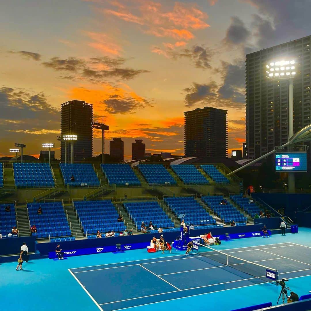 吉崎仁康のインスタグラム：「テニスの秋は、美しい。 これからまた、東京を舞台に大きな大会が開催されます。テニスをご覧になったことのない方もぜひ一度、テニスの聖地へ♪ 私もその魅力をお伝えして参ります。 とりあえずしっかりと肘を治して・・  #テニスの秋 #atptokyo  #有明テニスの森 #木下グループジャパンオープンテニス  #東レパンパシフィックオープンテニス  #有明コロシアム #atp500 #アナウンサー #吉崎仁康 #wowowtennis  #babolatfamily  #joma #jomatennis  #テニスの聖地 #japanopentennis  #テニスエルボー #lovetennis♪」