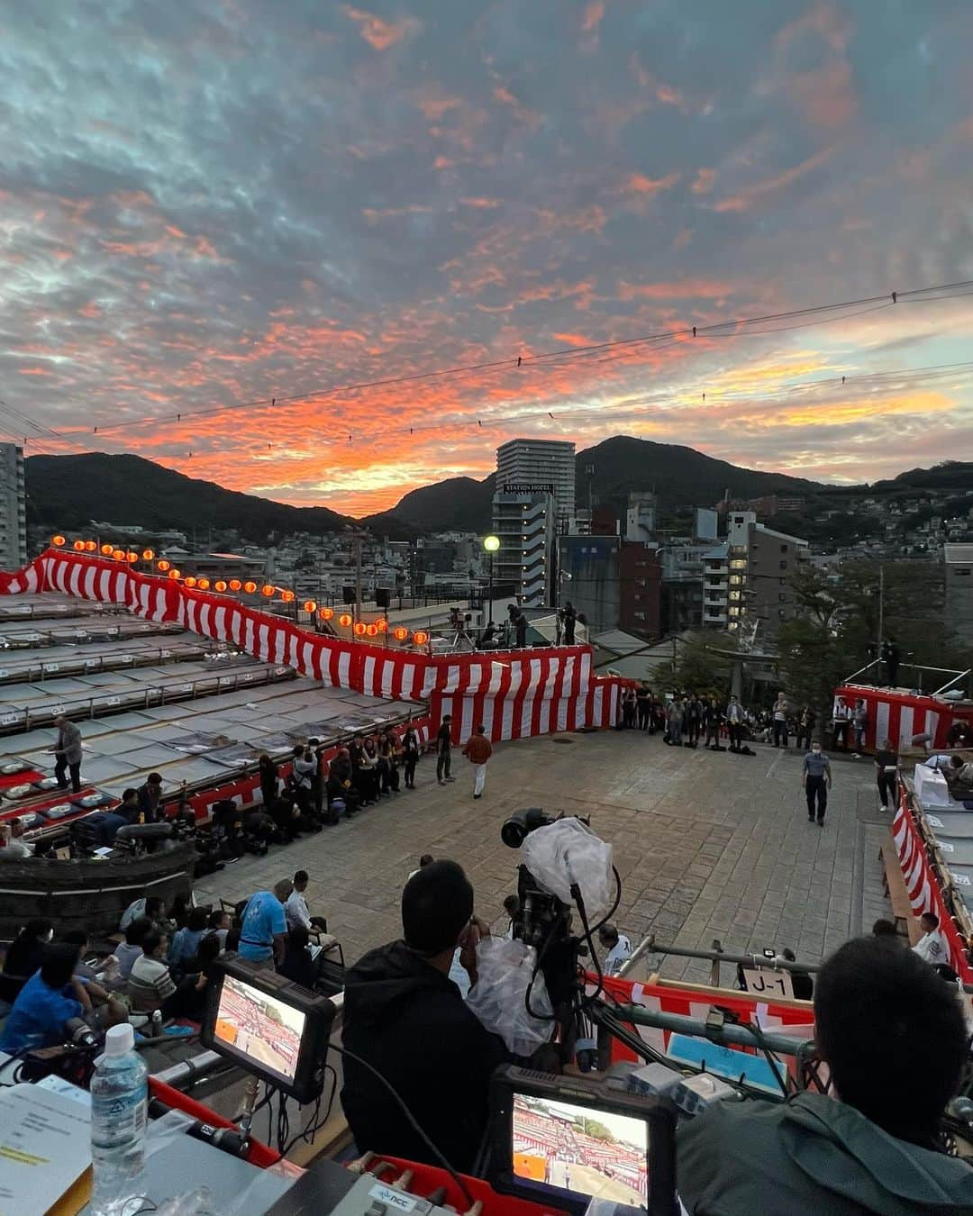 佐藤綾子さんのインスタグラム写真 - (佐藤綾子Instagram)「おかえりなさい！ 4年ぶりの長崎くんち！！ 前日朝の奉納踊を 中継でお伝えしました！ ⁡ ゲストは新聞の一面を飾った くんち愛に溢れた江頭響さんと、 我が母校島原高校が生んだ俳優 宮﨑香蓮さんをお迎えして、 かしまし娘3人で賑々しく 諏訪の踊り馬場の熱気を お伝えしました🙌✨ ⁡ コロナ禍を越えようやく辿り着いた踊り馬場、 演者も観客も一体となる高揚感、 心配されたお天気も 雲の間から日差しが見える良き日でした⛅️ やっぱりくんちはよかぞ〜！ ⁡ 厳しい稽古を経て迎えた 踊町の皆さんの心意気や、 江頭さんの安定の解説と 見事な「ヨイヤー」のおめき、 香蓮さんの素直な感動にも たくさん心を打たれました☺️ ⁡ 前日朝の奉納をまとめてお伝えする総集編は 長崎学アドバイザーの本馬貞夫さんを 解説にお迎えして収録しました！ そちらも後日放送です、お楽しみに！ ⁡ ⁡ #長崎くんち #奉納踊 #スーパーJチャンネル長崎 #ncc #長崎文化放送 #アナウンサー」10月7日 19時46分 - satoaya_ncc