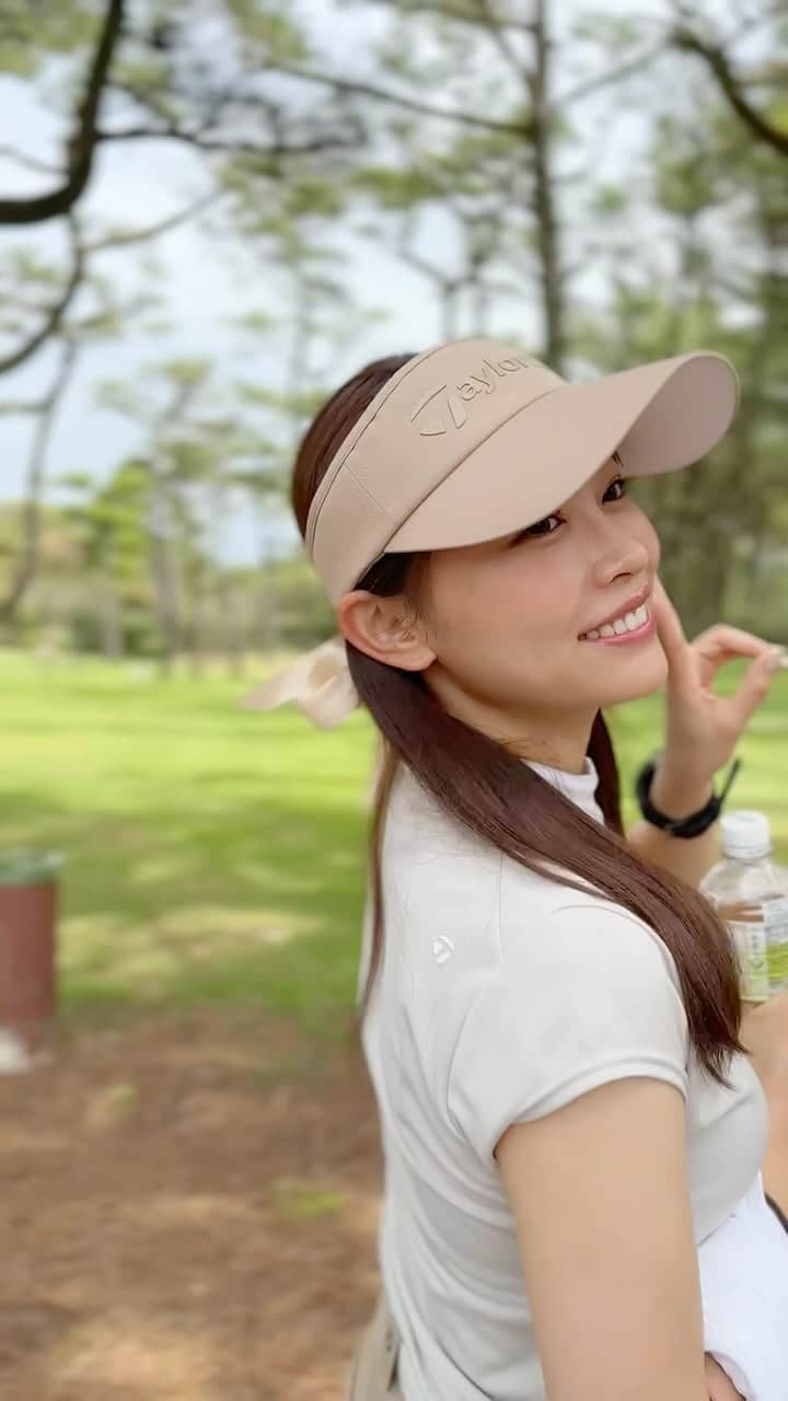 高木由梨奈のインスタグラム：「ベスト更新したーー！！！！ 43.49で92でした🏌️‍♀️🙌  連続で100切れてて嬉しい☺️ 90切りはまだまだだけどいつかは目指したいなー！💭  おめでとうコメント待ってます🤍🤍😚笑  ちなみにこの日のウェアは @taylormade_golf_japan_apparel_ のベージュのにした〜🤎マネキンが着用してるのが可愛くて丸々購入したやつ🤣  途中の日焼け対策バッチリ姿じわる。笑  #ゴルフ #ゴルフ女子 #ゴルフウェア」