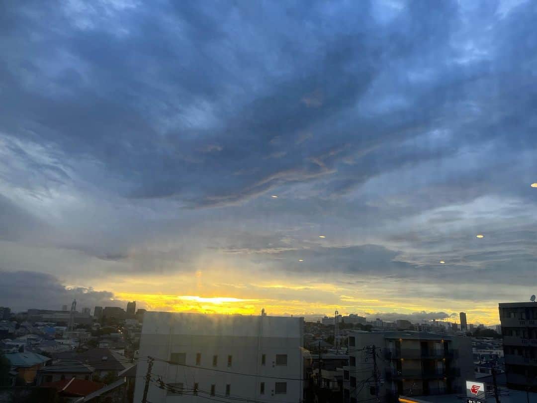 島田キラリのインスタグラム：「青い空に黄色の夕焼け どちらも好きな色でなんか撮りたくなっちゃった  #04#fyp#photo#sky」