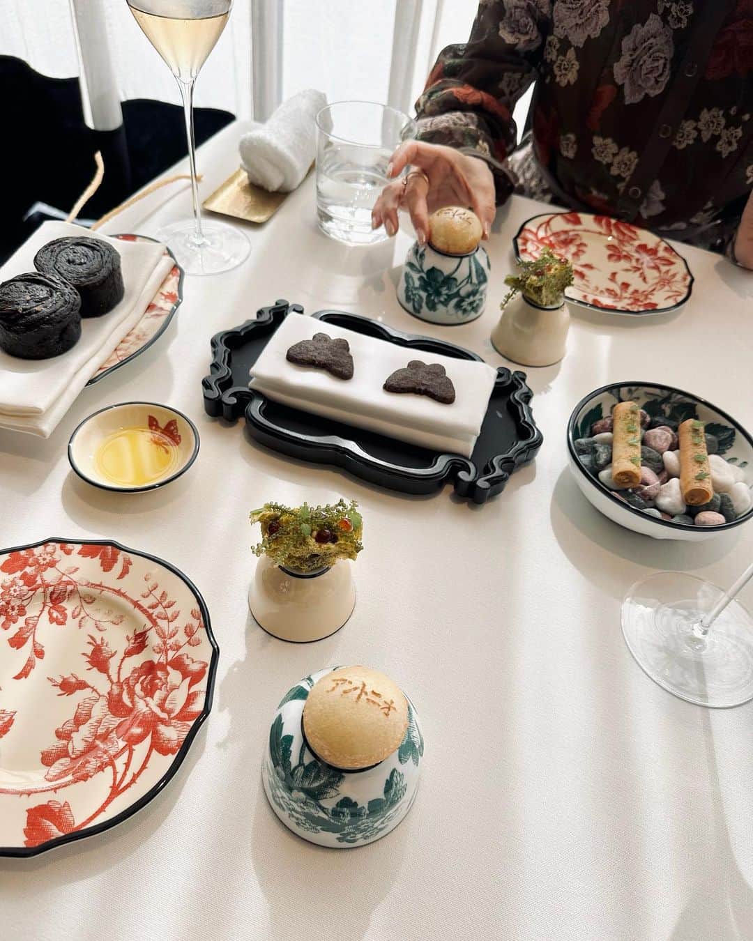 水野佐彩のインスタグラム：「・ @gucciosteria  @villa_aida_wakayama  collaboration event🍴🥂  大尊敬している舞子さんに スペシャルすぎる空間で お祝いしていただきました..😮‍💨💖  前菜からデザートまで 美しく 本当に美味しいお料理をいただき 楽しくて幸せで 夢のような時間でした🌈 舞子さん 本当にありがとうございました💓  #gucci #gucciosteria  #villaaida」