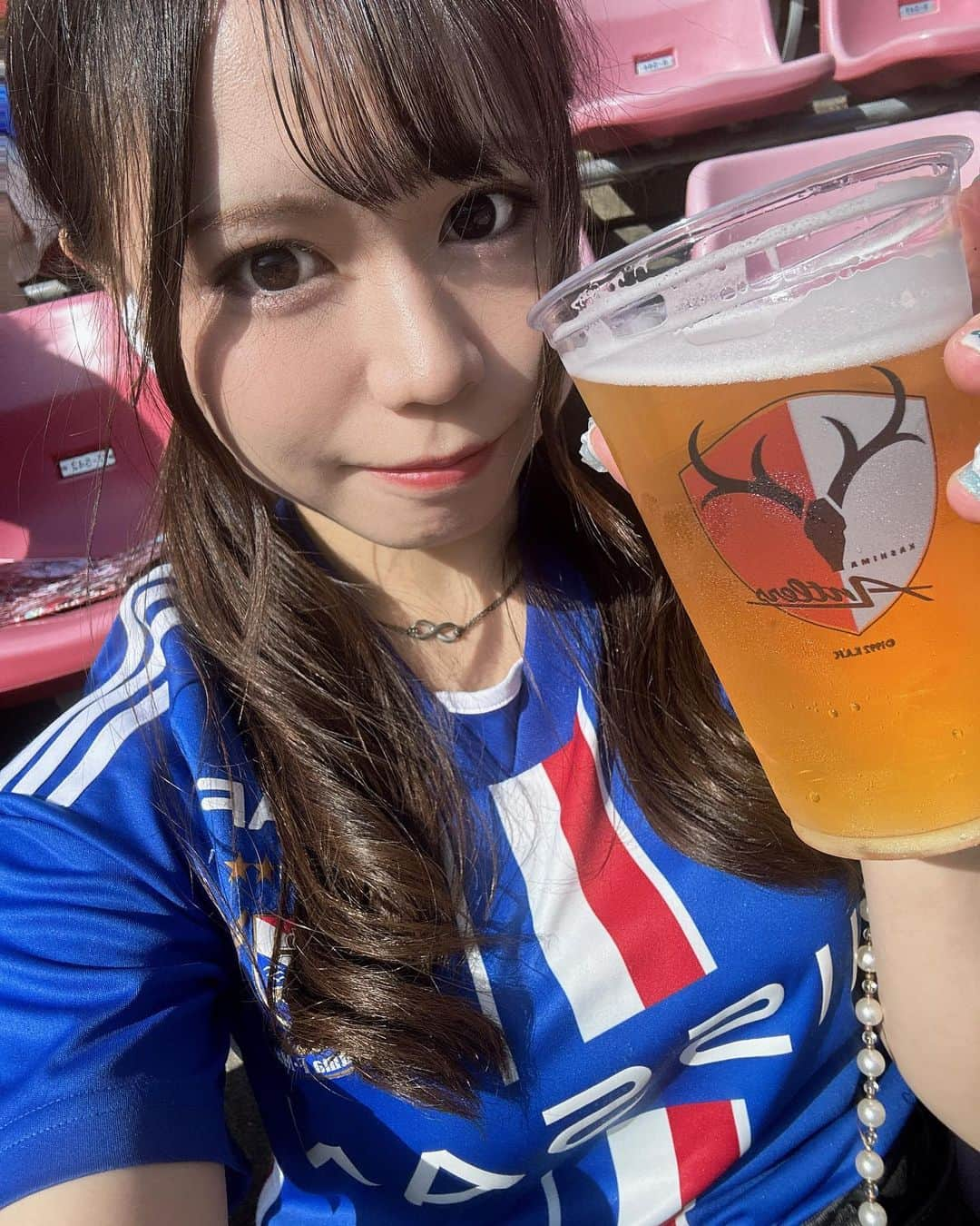 山口みらんのインスタグラム：「🍻🍻🍻   #勝ち酒 ✌️🍻  久しぶりの勝利の美酒はさいっっっっこうでした🎉😭🫶  Twitter(x)でも書いたけど  1人でビール3杯飲んでたら、後ろの鹿島サポに｢酒豪かよ笑｣って嘲笑されたの聞こえてるんだからね😂笑  だが私には褒め言葉なのだ😂👍✨  心の中で｢こちとら足りんわ｣と思いながら、見られてるから残りのビール飲み干しといた✌️  美味しい  #勝ち酒 サンキューな！！！！！  ※個人的に鹿島のビールカップは大きくてとても好きです  ハラミ串も柔らかくておいしかった🍖  今回は1人遠征でしたが、高速バスだと東京までのびてて、とても楽でした🚎(帰りの渋滞はやばかった)  来年も必ず鹿島遠征に行く事を心に決めました😊💙🤍❤️   #カシマサッカースタジアム  #マリノス  #ツインテール   #マリノスサポーター  #ユニフォーム  #ユニフォーム女子   #マリサポ  #ビール #生ビール #お酒好き #お酒好き女子 #ビール好き女子 #ビール好きな人と繋がりたい #酒好き女子 #飲酒ダグラム #飲酒たぐらむ #酒 #お酒 #乾杯 #一緒に乾杯 #酒飲み女子 #居酒屋 #1人酒 #お酒好き #酒好きと繋がりたい」