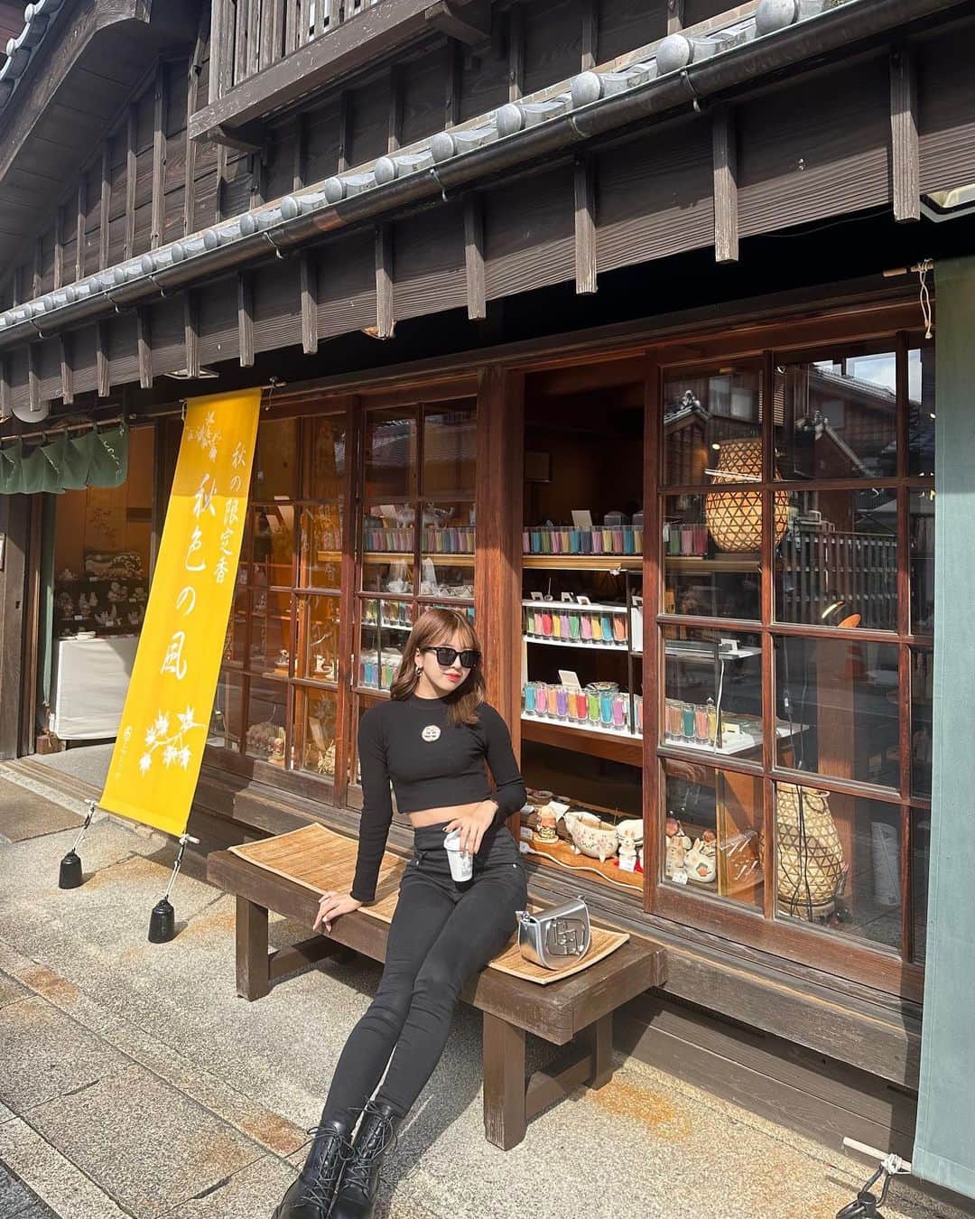 荻野心さんのインスタグラム写真 - (荻野心Instagram)「.  おかげ横丁行ってきたよ〰️🤞🏻⛩  全身 @gydajp 🫶🏻 シルバーバッグかわいすぎる🥹  #伊勢 #伊勢神宮 #おかげ横丁 #おかげ横丁食べ歩き  #gyda #gydaコーデ #ブラックコーデ」10月7日 19時48分 - kokoroo_67