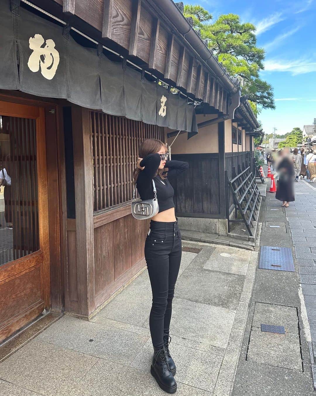 荻野心さんのインスタグラム写真 - (荻野心Instagram)「.  おかげ横丁行ってきたよ〰️🤞🏻⛩  全身 @gydajp 🫶🏻 シルバーバッグかわいすぎる🥹  #伊勢 #伊勢神宮 #おかげ横丁 #おかげ横丁食べ歩き  #gyda #gydaコーデ #ブラックコーデ」10月7日 19時48分 - kokoroo_67