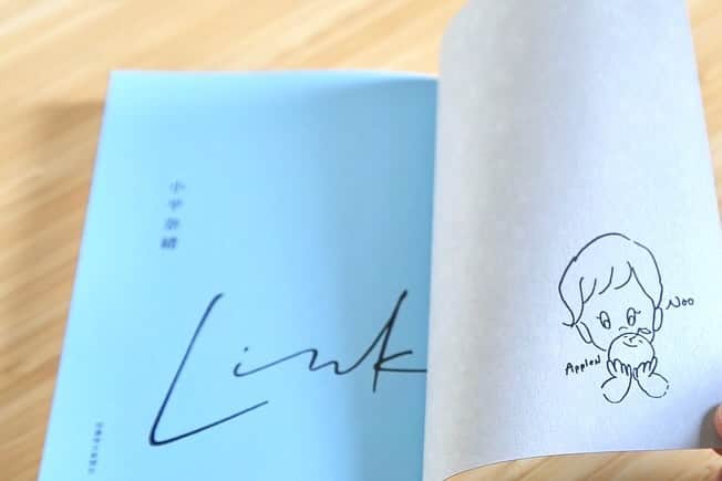 小平奈緒さんのインスタグラム写真 - (小平奈緒Instagram)「書籍『Link』のことについて綴ります。 (長文になります🙏)  誰かの心をつなぐものにしたいー。 そのような想いもあって、少し時間がかかりましたがようやく発売の時を迎えられました。  ブックデザインはtento の漆原さん( @tento_urushihara )にお願いをしました。 装丁から本の中身まで、私の想いを汲み取ってデザインにのせていただくことが叶いました。  これまでの人生とこれからの人生が交差する象徴として選んでいただいたカバー写真は、ラストレースのもの。(@aflosport ) 本のページを捲る方向へ歩き出し、未来へ歩みを進めます。  表紙は2冊並べると、Linkします。 ラストレースで氷上を駆け抜けた私を、ファインダー越しに息をのんでシャッターを切った松尾憲二郎さん(@kenjiromatsuo.aflosport )の作品です。  Linkの「L」の文字は、スケートのエッジを表しているようで、i の点はセレモニーでスケートリンクに皆さんが照らしてくれた星空のような光ともつながります。  紙の質は、本棚を行き来した時に少しずつ擦れていくことを想定して、味わい深くなりそうな少しマットな紙質を選びました。小さな星が増えるかもしれませんし、氷上のトレースのような軌跡を描くかもしれません。 何度も何度も手に取っていただけたら嬉しいです。  現在Starting Nao! STORE🍎(プロフィール欄のリンクを✅)で販売中の『Link』は、その先を描ける仕掛け本にしました。  表のスタンプ面は、次にこの本を持ってお会いできた時(状況によって対応が可能な場合に)にサインを書けるスペースにしました。 これまで、色紙や写真を手に出待ちでサインを求められることがあり、それがオークションに出ていることもあると知ってなかなか対応することができませんでした。顔の見えない人へのサインも正直怖さがありました。ファンレターでのサインに対応できないのもそのためです。 サインはその人に向けて贈りたいという想いをいつも抱いていました。この本なら叶えられるかもしれないと思っています。  裏のスタンプ面は「Note」とありますが、ここは読み手の皆さんのスペースです。 子どもたちには夢や目標を書いてもらいたいです。 いつかそれを私に教えてくれる日を愉しみにしています。 大人の皆さんも、未来のご自身を思い描いていただいてもいいですし、印象に残った言葉や思考を巡らせたことがあれば、ぜひ教えてくださいね。 皆さんと一緒に、ストーリーの続きを描いてみたいという遊び心を表現してみました。  最後に発売日10/23の理由です。 亡き祖父が買ってくれたスケート靴を脱いだ日が昨年の10/22でした。 翌日の10/23は、私が次の1歩を踏み出した日です。その日付は祖父の誕生日でした。最後の推敲で、発売日の日付はこの日にしようと決めました。  お陰様で、いろんなつながりを込められた本になりました。  書籍の出版にお力添えをいただいた#信濃毎日新聞社 の皆さまと、ご協力いただいた全ての皆さまに感謝いたします。  皆さんの元へ無事に届きますように。  #書籍 #Link #信濃毎日新聞社 #tento #aflosport  #StartingNaoStore #つながり #読書 #装丁デザイン  #ブックデザイン」10月7日 19時49分 - nao.kodaira