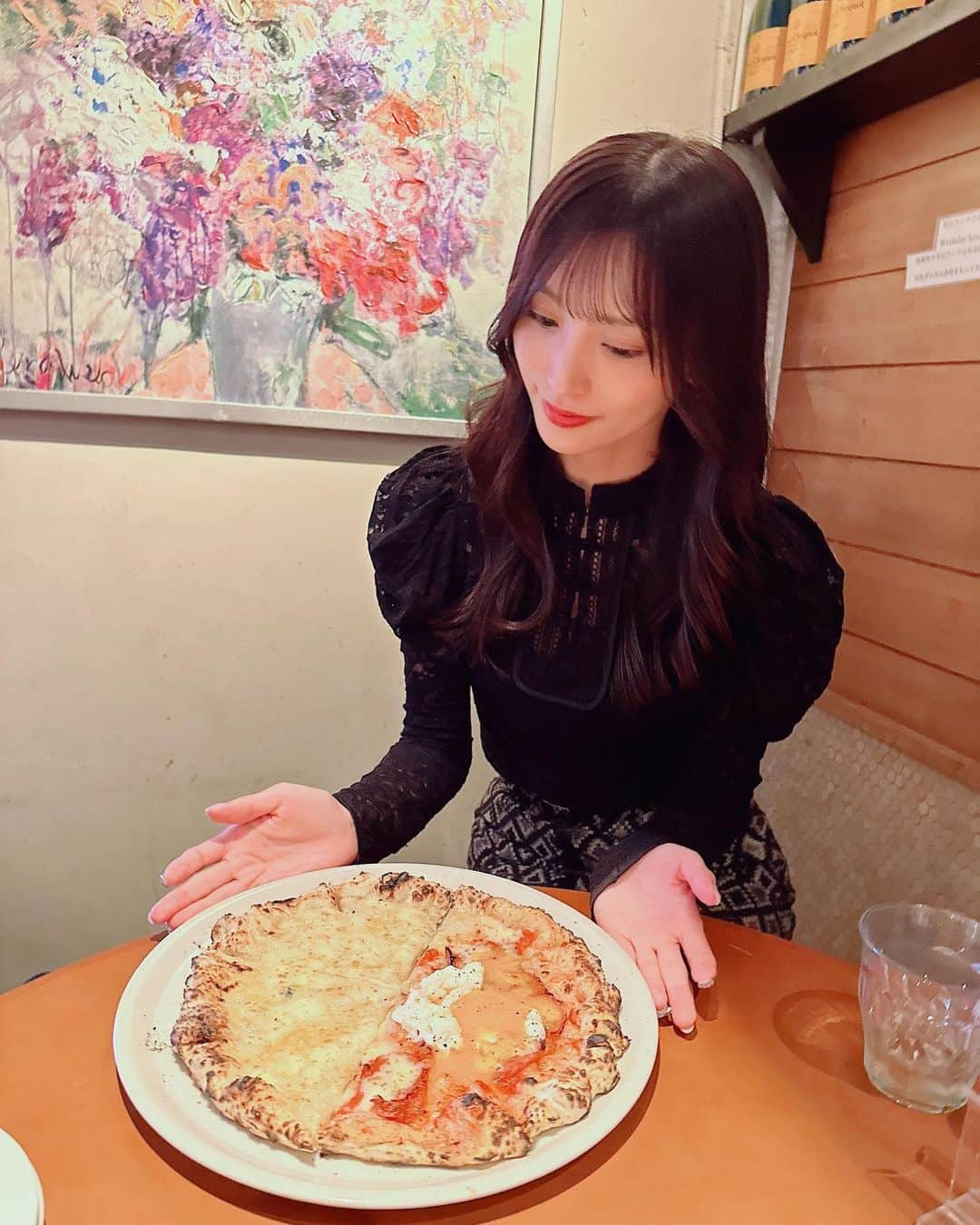 根岸愛さんのインスタグラム写真 - (根岸愛Instagram)「🍕✨🍕 . 吉沢朱音ちゃんおすすめの ピザ屋さんでランチしてきた🤤💕 2枚2人で食べたから 1人1枚食べてるお腹いっぱい🥸 連日食べすぎたので 摂生頑張ります💪✨ 美味しいもの食べると 幸せだなぁ🥰 . #pizza #Italian #ピザ #ピザ屋 #イタリアン #グルメ #ootd #私服 #ねぎ私服 #ねぎしふく」10月7日 19時50分 - negishiai927