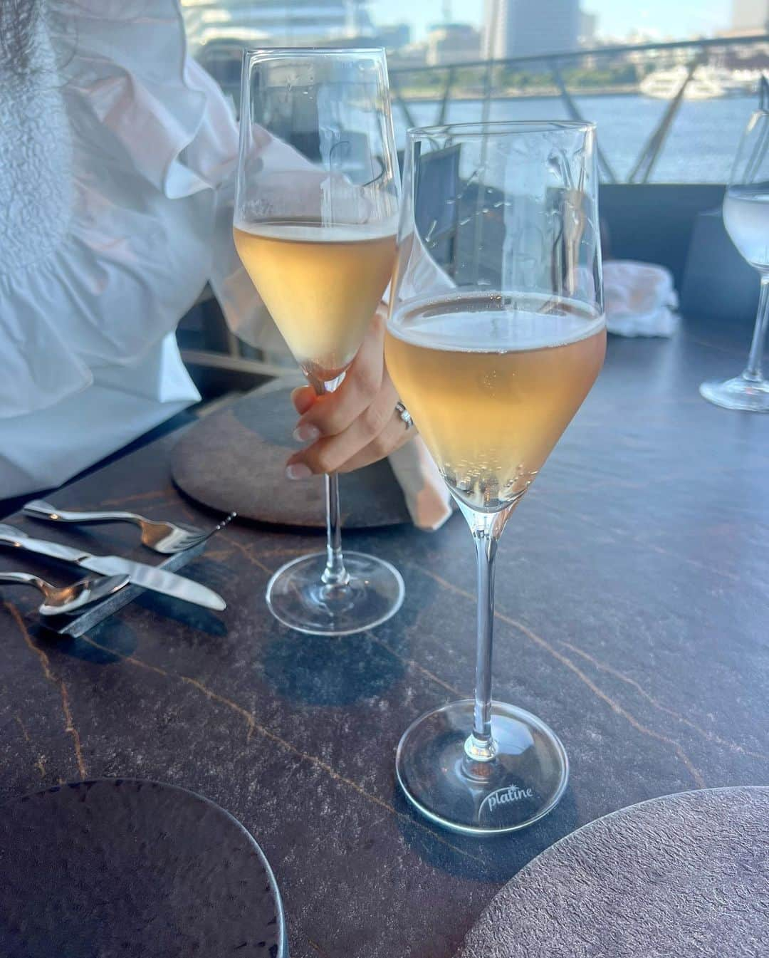 Ayaのインスタグラム：「昨日の横浜lunch🥂🍴🌊 かわいい後輩がお祝いしてくれた🥲🧡  @maaki_11  色々調べて予約してくれて素敵なお店すぎた🥲 年下なのにする事が男前なのよ😍🫰🏼  お昼から美味しいご飯に綺麗な景色に 大好きな人と幸せすぎた時間🥂 あ〜これが私の息抜き😮‍💨🤍最高。  ほんっとにいつもありがとう〜っっ！ プレゼント🎁も大切にする💐 これからもよろしくね☺️❤️  #横浜#横浜ランチ#lunch#横浜レストラン#大さん橋#大桟橋#イタリアン#subzero#大桟橋レストランサブゼロ#誕生日ランチ #海が見えるレストラン」