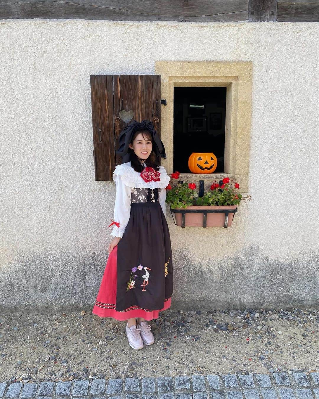 加藤愛のインスタグラム：「. 【朝PONウォーキング友の会inリトルワールド】 約1000人のリスナーさんにご参加いただきました☺️ ありがとうございました✨✨  私はフランス北東部にあるアルザス地方の民族衣装を着用🇫🇷 ウォーキング中のみなさんと いろんなお話ができて楽しかったです！！  #朝PON#ウォーキング#愛知#犬山#ハロウィン #リトルワールド#ヨーロッパ#フランス#アルザス地方」