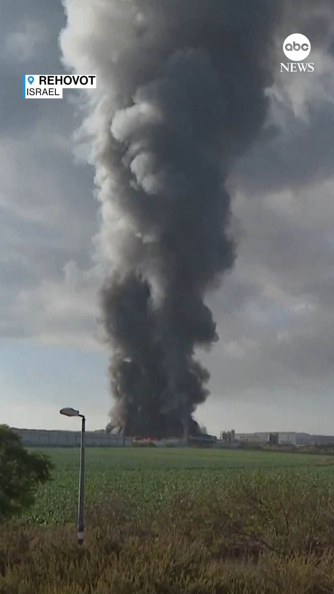 ABC Newsのインスタグラム：「At least 22 people have died and more than 500 people have been injured after rockets were fired from Gaza into Israel by Hamas militants.   The Israeli Defense Forces have declared "a state of alert for war," according to a statement issued by the IDF early Saturday morning.  Tap link in bio for the latest.」