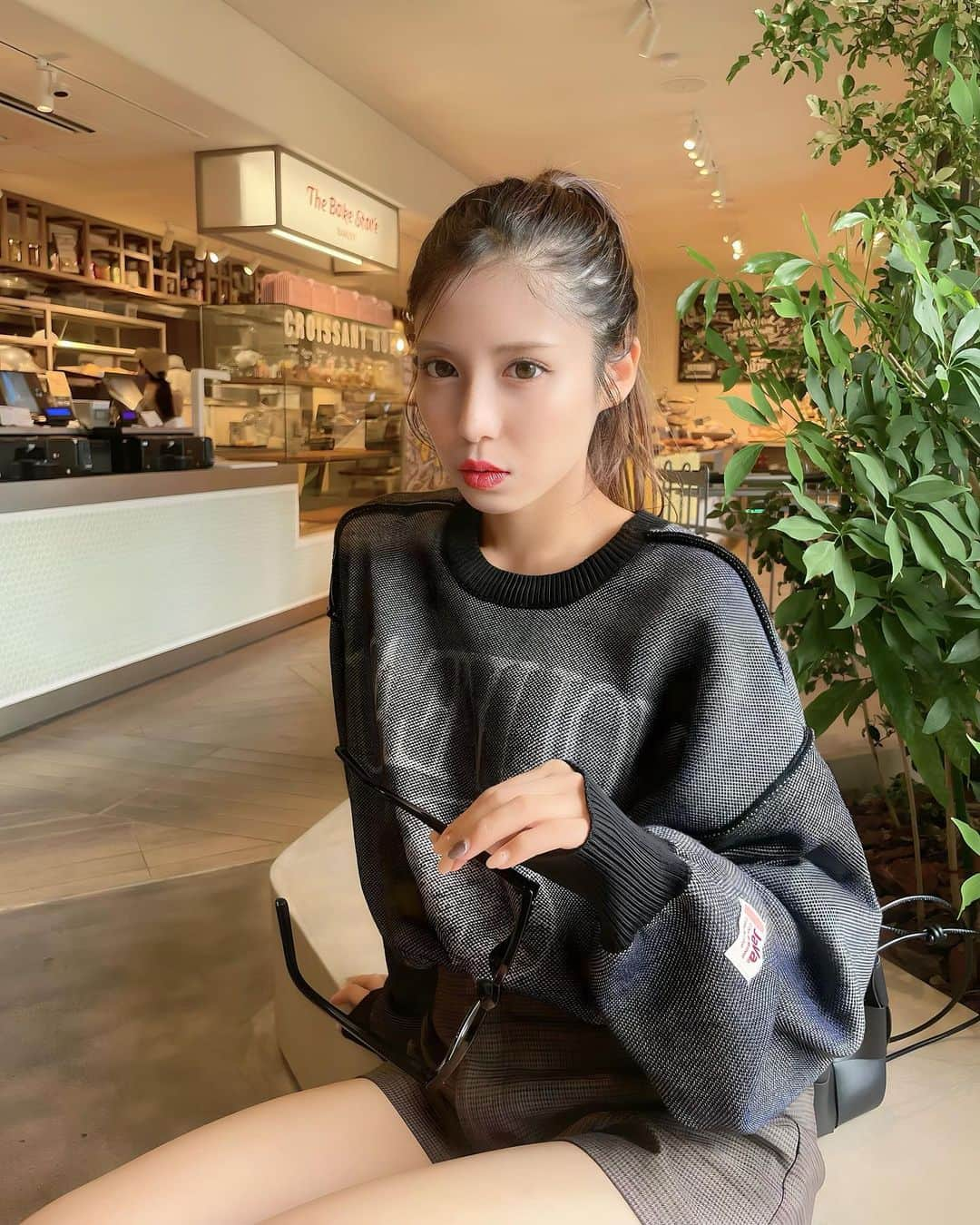 伊藤莉子のインスタグラム：「． 私服が一気に秋☺️🍂  着回しめちゃくちゃきく 4wayのロゴニットトップス♥  前後裏表で着れちゃうの😳！  前後裏表でデザイン一気に変わるから いろんな服装に合わせやすい！👚  @classicalelf_official   袖のJAVAのロゴもワンポイントで可愛いのよ🥹🤍  155cmの私はブラックMサイズ着用してて かなりゆるっと着れちゃいます❤︎  #クラシカルエルフ #classicalelf #エルフコーデ #ジャバ #java #ユニクロ #ザラ #zozo #zozotown #zozo購入品 #zozotown購入品 #ブルゾン #ノーカラー #オーバーシルエット #秋服コーデ #カジュアルコーデ #イエベコーデ  ．」