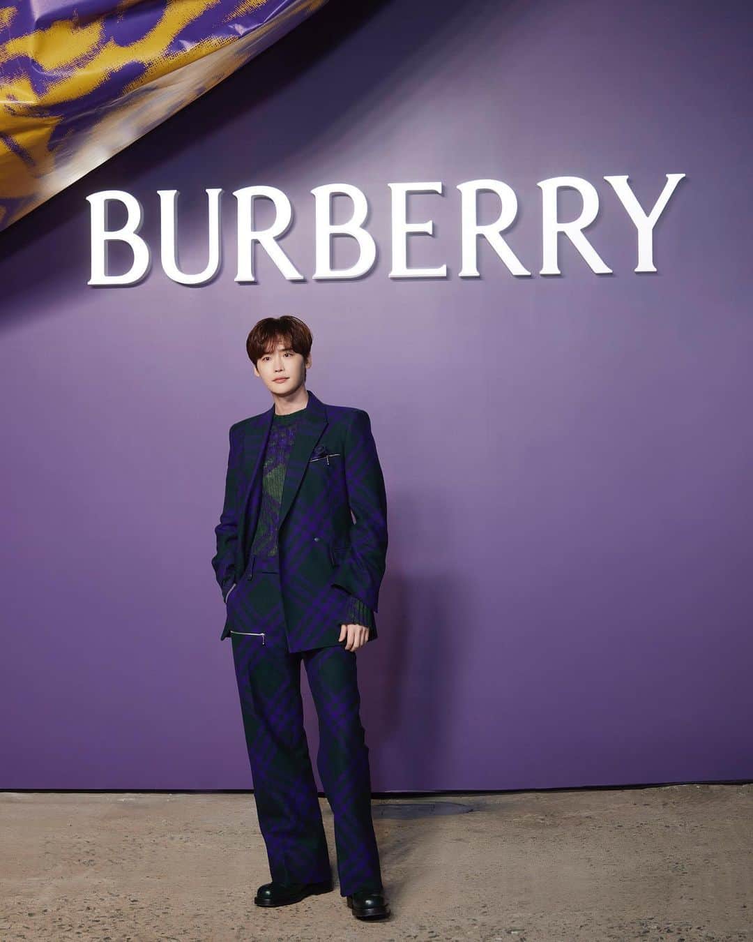 イ・ジョンソクさんのインスタグラム写真 - (イ・ジョンソクInstagram)「안뇽👋  #Ad #BurberryStreets #Burberry #버버리 @burberry」10月7日 19時54分 - jongsuk0206