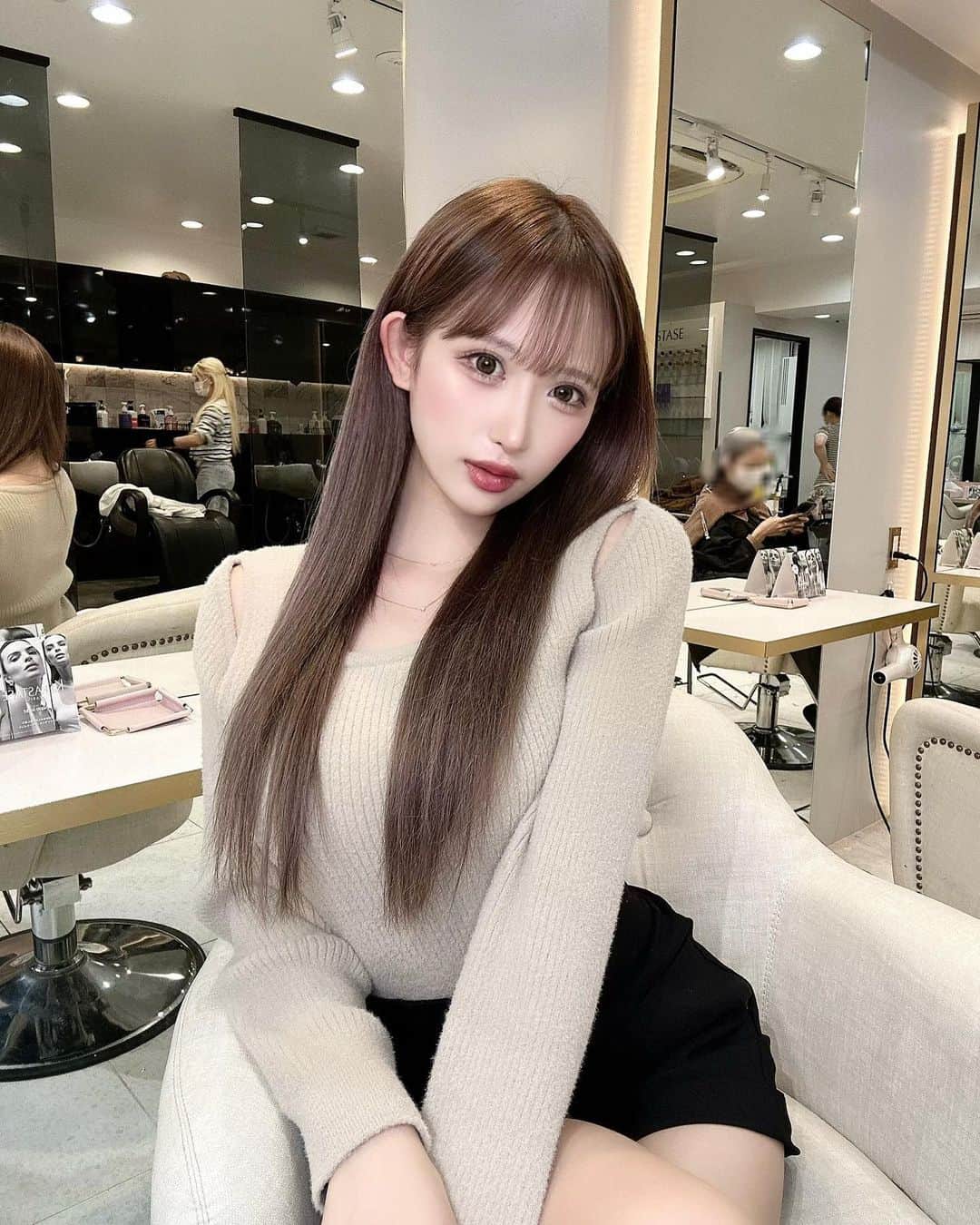 伊藤桃々のインスタグラム：「サラサラ🍁寒くなってきて今日のコーデはお気に入りやっとニットが着れる季節になってきた〜🫶このトップス大好きなのかわいい  改めまして 10月28日〜29日 11時〜21時 @cherimi_official  心斎橋OPA 初めてのポップアップをさせていただくことになりました🪽  みなさん沢山の御来店お待ちしています🐰 心を込めて作ったお洋服を直接見て、選んでいただける機会が出来て本当に嬉しいです❕  限定ノベルティ、新しいショッパー、撮影会、完売したお洋服の販売、など今回のポップアップに向けて沢山ご用意しています🫶🤍  そして今回は @hotel_lovers.official さんの カラコン無料お試しも❕ 新色もお試しできるので今回は盛りだくさん🐰🤍」