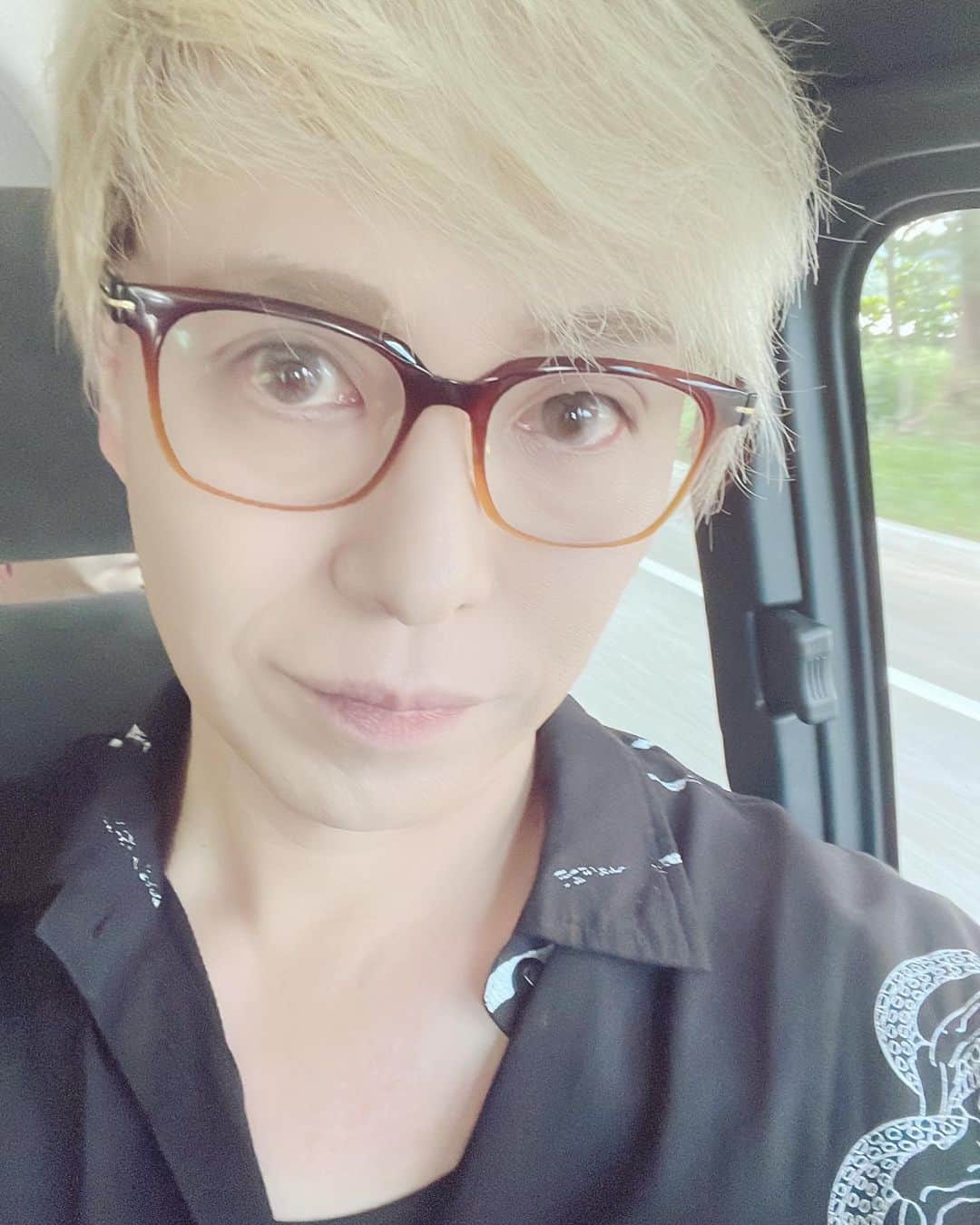 のインスタグラム：「こんばんは🌙 今日も一日、皆さんは穏やかに過ごせましたか？ 明日も皆さんの一日が穏やかなものになりますように✨  #IZAM #izam #SHAZNA #shazna」