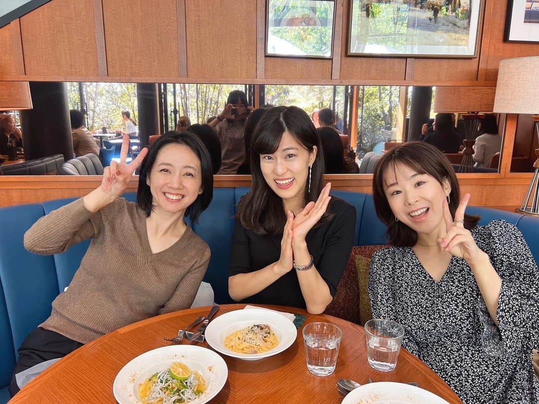 泉水はる佳のインスタグラム：「・ フリーアナウンサーになってからできた数少ないお友だち。 みんなと会うと、帰る頃には必ずポジティブな気持ちになっているからすごい！ 前向きでよく笑う楽しい人たち。 真剣な話もできるありがたい人たちです。  秋晴れの穏やかな陽を感じながら🫧 心地よい時間をありがと〜う☺️  #竹内さんバラいろダンディお疲れ様でした🌹 #席についてすぐトーク回し始める阿部さん好き #次回は駒井さんもぜひです #チバテレ #アナウンサー」