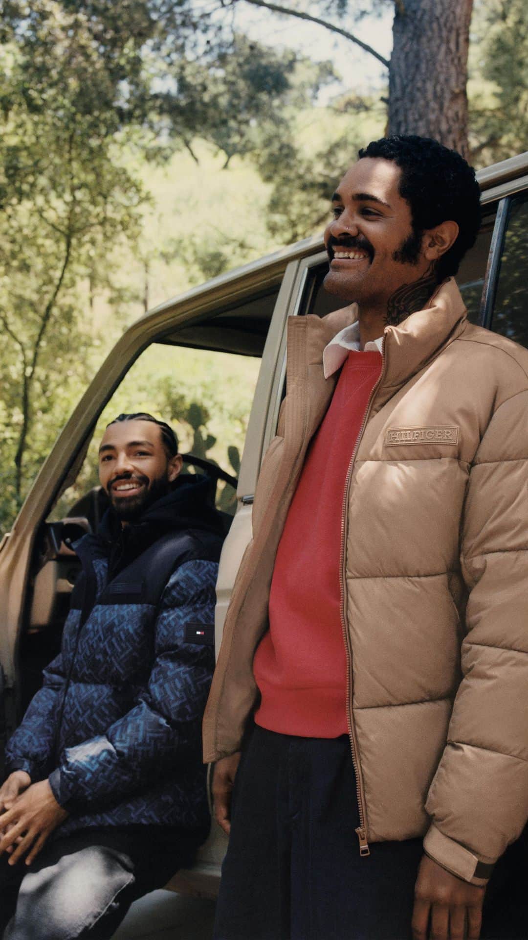 Tommy Hilfigerのインスタグラム：「All laughs with these two @sageelsesser @big_goth_gatekeeper  #TommyFamily #PufferJacket」