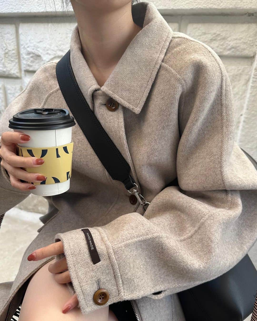 kannnaのインスタグラム：「@lawgy_official 初のハンドメイドコート。 そしてウール100%🥹🤚🏻♡ ボタンやゆったり感やフォルムも可愛いし 中にたっぽりしたニットも着れた、、♡  10/19 18:00から販売スタートで アウターのイベント開催中で１０％ＯＦＦで ご購入いただけます😭！(10/23 11:59まで)  ハンドメイドでウール100%なので いつものアウターよりも高い価格ではありますが、 もう、、破格のお値段設定になってます😭(会議何回もした笑) 初のハンドメイド良いものをなるべく手に届く価格で！！ 可愛いアウター達に袖を通していただければと🤝🏻  あとミディ丈って自転車や運転とかでも羽織れて 動きやすいし隠したいところ隠してくれて スタイルアップ見えしてくれるのがイイヨネ！  えっと語りすぎましたが 写真は韓国にて！もうホット飲んでたヨ☕️ バニララテ？かなんか飲んだけど 美味しかった！(メニュー忘れた😅) open one可愛いからカフェもオススメ🤚🏻」