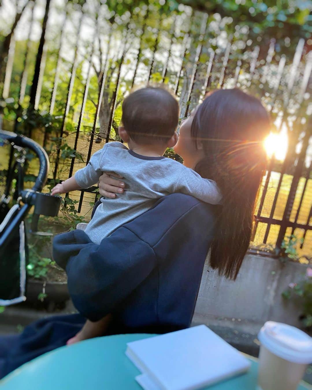 西川瑞希（みずきてぃ）さんのインスタグラム写真 - (西川瑞希（みずきてぃ）Instagram)「🫶SELF LOVE🫶  大切な人を想うように自分のことも大切に☺︎ありのままの自分を認めてあげて、愛してあげられると日々の幸福感もたかまってくれる気がする🌿  昔はちょこ、ちょこ、と読むくらいでしたが妊娠中から本を読む時間も大切な時間になった！息子がおねんね中とか、少しの時間でもさくっと📖  秋の風が心地よかった今日の息子とのおさんぽじかんもしあわせいっぱい🍁  お洋服はゆるくスウェットDAY @sea_japan ！ネイルも新しくナチュラルなキラキラになりましたっ3、4枚目 @odckana ！  明日もいい日になりますように🕊  #selflove #today #off #code #mizukifamily_ セルフラブ #おさんぽ #読書 #秋コーデ #ネイル」10月7日 19時56分 - mizuki_nishikawa_