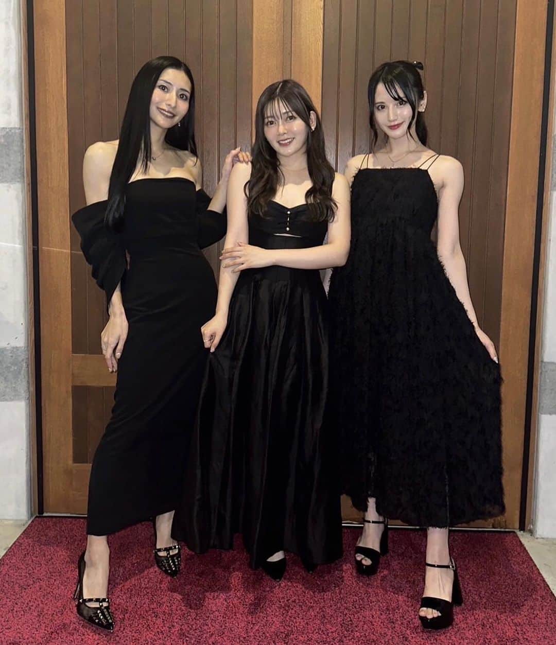 青山千夏のインスタグラム：「ドレスコードはブラック🐦‍⬛ この3人楽しすぎた〜♥️ また旅行行きたい🫶🏻✨  #中伊豆 #中伊豆ワイナリー  #女子旅  #nakaizuwinery  #travelgram」