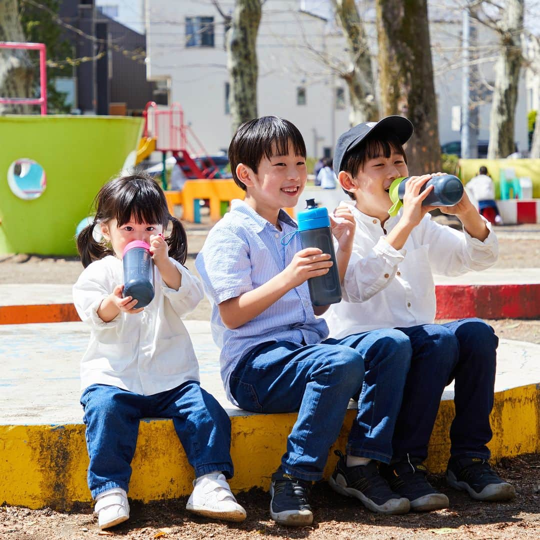 BRITA Japanさんのインスタグラム写真 - (BRITA JapanInstagram)「やっと公園で遊べる季節になってきましたね。子どもとの公園遊びで活躍するのが、ブリタのボトル型浄水器 アクティブ。 飲む時にろ過される仕組みなので、公園の水道水もおいしく飲めます。さらにコップがあるので子どもたちにもシェアしやすい。  秋の高く澄み渡った空の下、元気いっぱい外遊びを楽しみましょう。  #ブリタ #浄水器 #浄水ポット #ボトル型浄水器 #浄水カートリッジ #浄水フィルター #ブリタのある生活 #ペットボトルよりブリタ #sdgs #環境問題 #エコ #サスティナブル #サステイナブル #サステナブル　#公園遊び　#子供の水分補給」10月7日 20時00分 - brita.japan