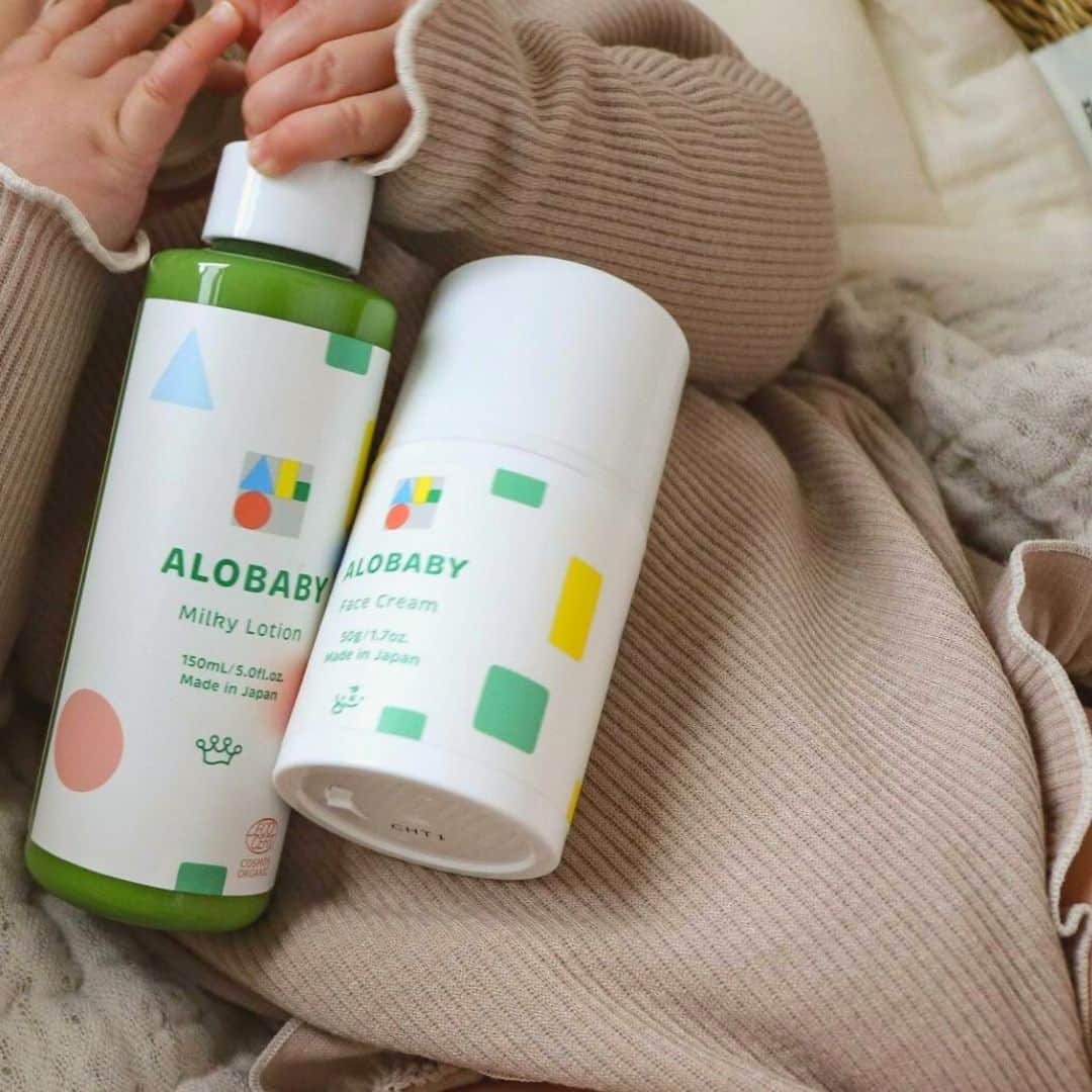 のインスタグラム：「@alobaby_official ではお役立ち情報を配信中𓂃𓃰  乾燥や肌荒れが気になるほっぺやお口まわりを、もちもちに保湿する「フェイスクリーム」👶✨  ミルクローションを全身になじませ、さらに上からお口まわりなど特に乾燥が気になる部分にフェイスクリームを重ね付けするとより効果的です💁  これからの乾燥が気になる時期に是非お試しください✨  🏷アロベビー ミルクローション  ＜　150ml　2,640円（税込）　>  🏷アロベビー フェイスクリーム  ＜　50g　2,640円（税込）　>  @yuu.ki.sa_24 様より、素敵なお写真をアップさせていただきます。ありがとうございます𓂃 𓈒𓏸◌‬  ∵∴∵∴∵∴∵∴∵∴∵∴∵∴∵  ALOBABY(アロベビー)公式インスタグラムでは アイテム情報やTIPS、お得情報などを配信中🕊️   @alobaby_official ⁣⁣⁣⁣↪︎ぜひフォローお願いします🪄  ∵∴∵∴∵∴∵∴∵∴∵∴∵∴∵  📸フォトコンテスト開催中📸  参加者様の中から毎月5名様をMVPに選出させていただきます。 MVPの方には「お好きなアロベビー商品」（ビッグシリーズを除く）をお一つプレゼント！ 　 -参加方法- ①ALOBABY公式アカウントをフォロー ②下記3つのハッシュタグを記載して投稿  #アロベビー #マイアロベビー #ベビースキンケア  　 皆様のご投稿をお待ちしております💌  #ALOBABY #アロベビー #ベビースキンケア #フェイスクリーム #赤ちゃん保湿 #乳児湿疹 #出産準備 #産後ケア #よだれかぶれ #保湿ケア #ベビー保湿」