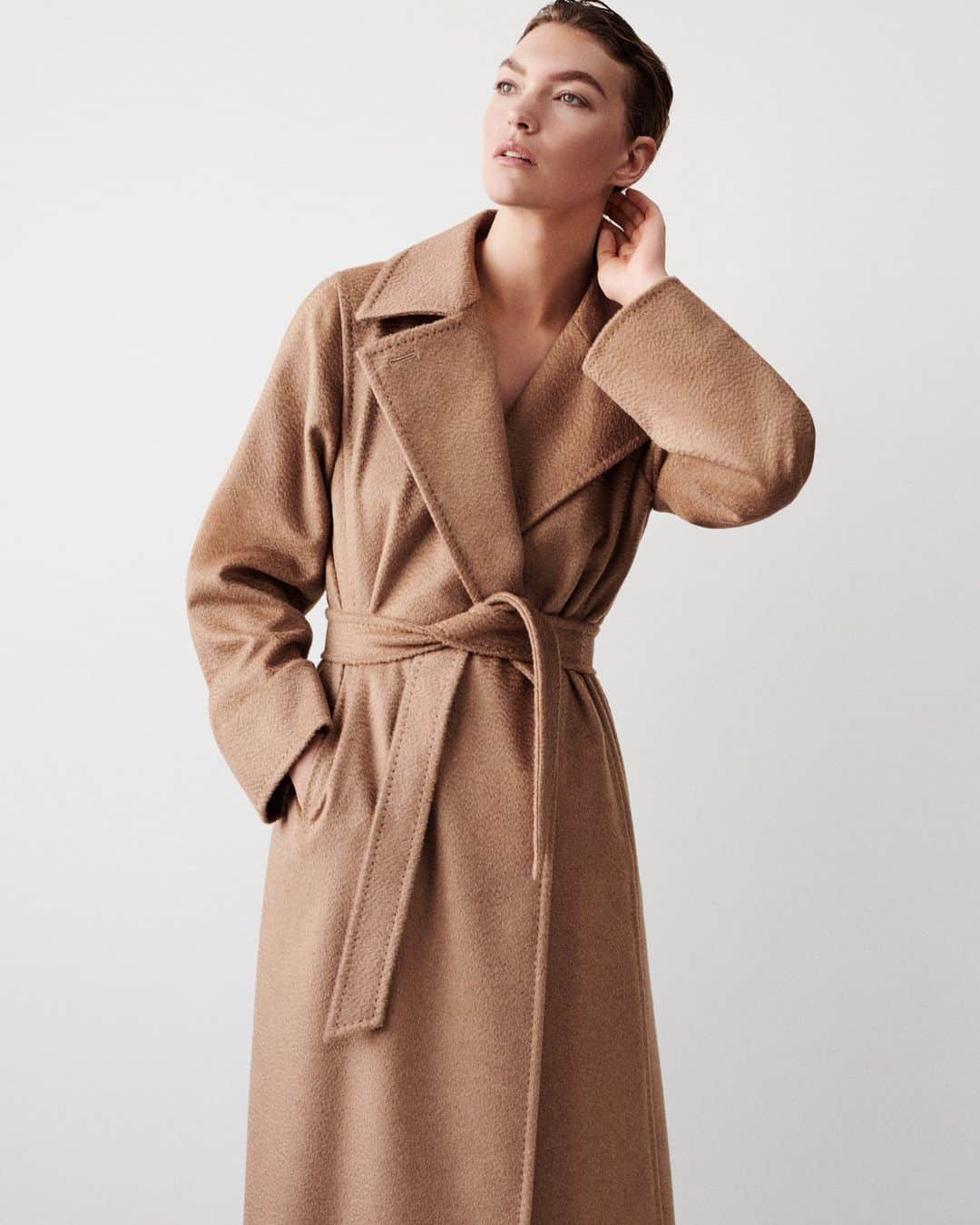 マックスマーラのインスタグラム：「Wrap yourself in the #MaxMaraManuela coat. Designed for everyday luxury, transcend the seasons with this timeless, pure camel hair coat. Shop your favorite at the link in bio. #MaxMaraFW23 #MaxMara」