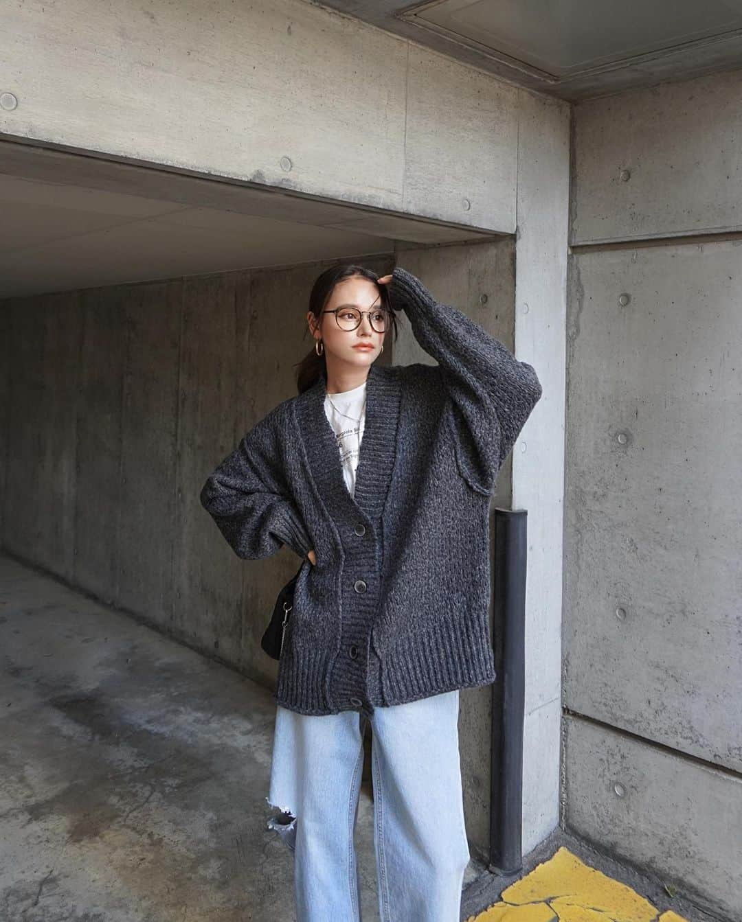 Rika Sasaki JPNさんのインスタグラム写真 - (Rika Sasaki JPNInstagram)「New arrival ✔️オーバーニットカーディガン gray/black/pink/blue 肌寒くなって来てカーデを欲する季節に なりましたね🍂 ほどよいざっくり感がかわいい🩷 シンプルだから合わせやすいし 流行にとらわれず長く使えます😌 他のカラーはウェブサイトでぜひ ご覧ください🌈 @aeddy.official」10月7日 20時00分 - ymst_rika