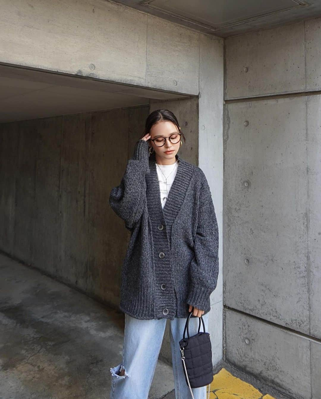 Rika Sasaki JPNさんのインスタグラム写真 - (Rika Sasaki JPNInstagram)「New arrival ✔️オーバーニットカーディガン gray/black/pink/blue 肌寒くなって来てカーデを欲する季節に なりましたね🍂 ほどよいざっくり感がかわいい🩷 シンプルだから合わせやすいし 流行にとらわれず長く使えます😌 他のカラーはウェブサイトでぜひ ご覧ください🌈 @aeddy.official」10月7日 20時00分 - ymst_rika