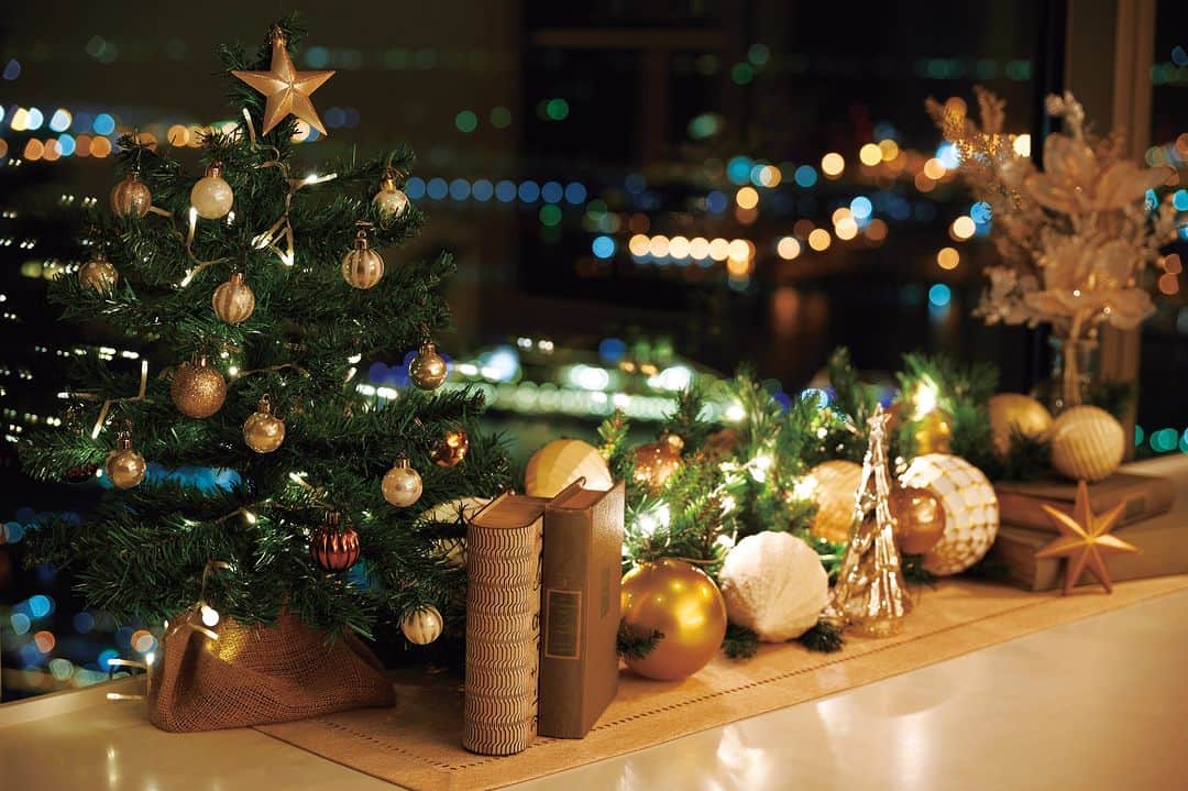 横浜ロイヤルパークホテルさんのインスタグラム写真 - (横浜ロイヤルパークホテルInstagram)「... ＼ホテルで過ごす大人のクリスマス🎅／  今年のクリスマスのテーマは 「Dear ones 親愛なるみなさまへ」  ホテルで過ごす時間が、愛に満ちたかけがえのないものになるようにとの想いを込めました。  客室階の1フロア全体にクリスマス装飾を施した、毎年人気の“クリスマスフロア”では、今年もさまざまなプランをご用意。 フロアに降り立った瞬間からまるで別世界にいるような気分を味わえます🎄  ～ 🛏Special Stay Plan 60F スカイリゾートフロア「アトリエ」 大切なあなたと過ごすクリスマス 予約期間：～2023.12.25[月] 宿泊期間：2023.11.10[金]〜12.25[月] 料金：お一人様 8,750円(税サ込)～ ～  … 空と隣り合う「横浜ロイヤルパークホテル」 @yokohamaroyalparkhotel  #横浜ロイヤルパークホテル #yokohamaroyalparkhotel #royalparkhoteljp #ロイパ #横浜ロイパ #横浜ランドマークタワー #ランドマークタワー #ホテル #hotel #ラグジュアリーホテル #luxuryhotel #横浜ホテル #みなとみらいホテル #国内旅行 #横浜旅行 #横浜観光 #みなとみらい観光 #myyokohama #travel_japan #travel_jp #yokohamatrip #yokohamatravel #yokohamahotel #ホテルステイ #hotelstay #クリスマス #Christmas #クリスマスデート」10月7日 20時00分 - yokohamaroyalparkhotel