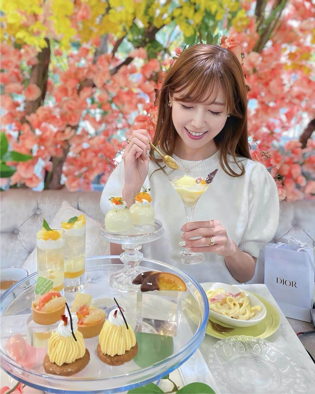 池田るりのインスタグラム：「. HAUTE COTURE CAFE omotesando @hautecouturecafe_official  今の期間限定の🍋Lemon and Orange Citrus Afternoon Tea🍊へ✨  シトラスと濃厚チョコレートのパルフェやレモンクリームの生パスタ、和栗や柿などを使った秋らしいメニューが盛り込まれていて、スイーツもセイボリーもとっても美味しかった😋✨  内装もどこをとっても映えな空間だし、店員さんの対応も素晴らしくて居心地良かったです🤗 他の季節のアフタヌーンティーも行ってみたいな😋 . . . . #hautecouturecafeomotesandou #hautecouturecafe #オートクチュールカフェ表参道 #オートクチュールカフェ #アフタヌーンティー#afternoontea #新店舗 #newopen#表参道カフェ」