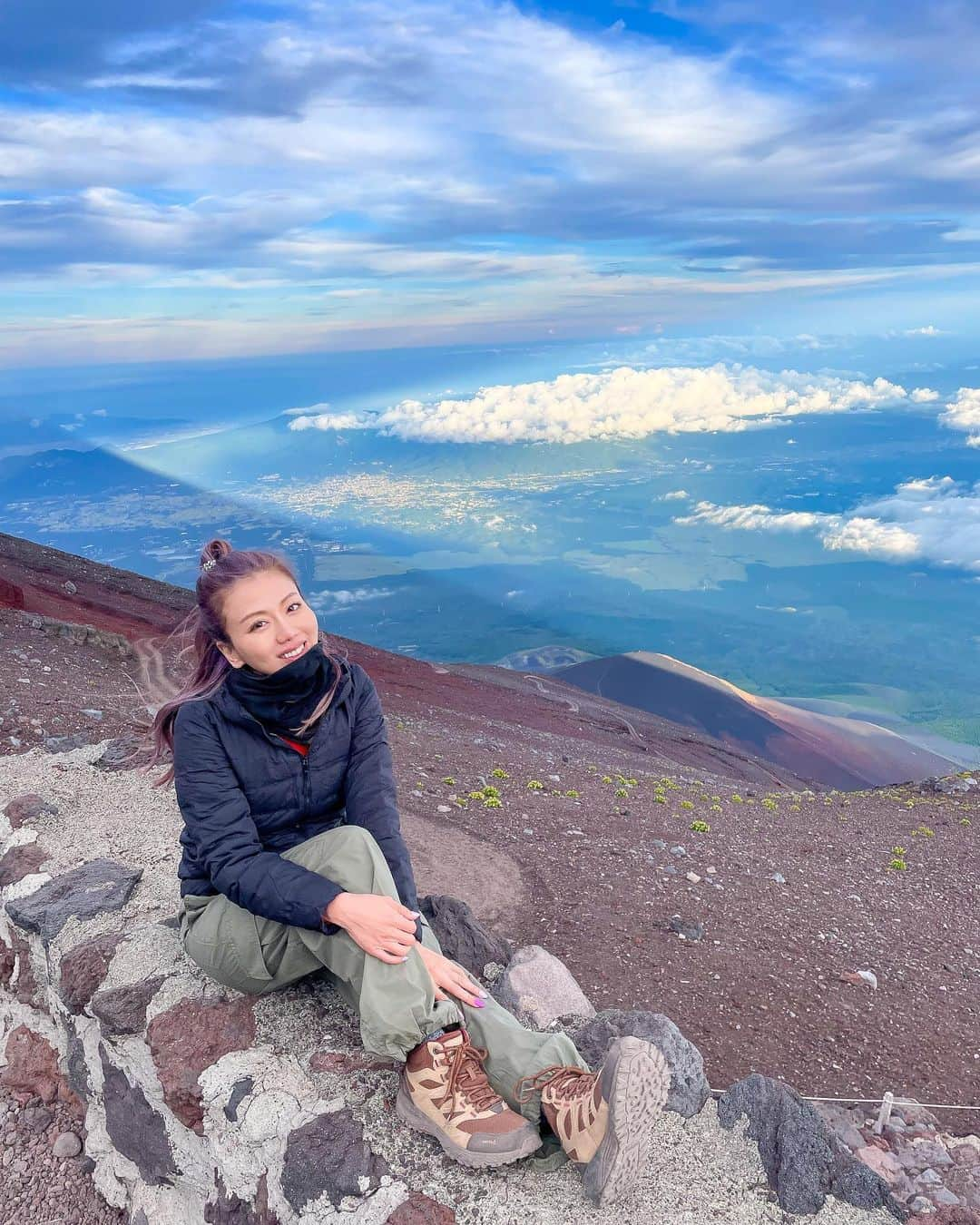 myumyuのインスタグラム：「富士山の絶景  1,2枚目は9合目の宿に着いた瞬間、 なんか不思議な光出てる！！って撮ったんだけど、 たぶん影富士っぽいよね(?)🥺💓💓  3,4,5枚目は下山途中の一コマ うーん、絶景！！！✨✨✨  #富士山#富士山登山#絶景#登山 #mtfuji#mtfujijapan#mtfujiphoto_ig#mountainclimbing」